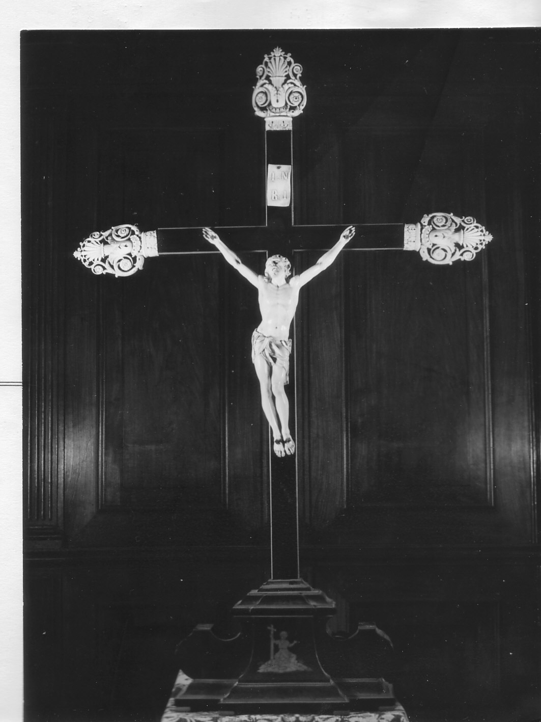 Cristo crocifisso/ Gesù Bambino che porta la croce (croce d'altare, opera isolata) - bottega ligure (fine/inizio secc. XVIII/ XIX)