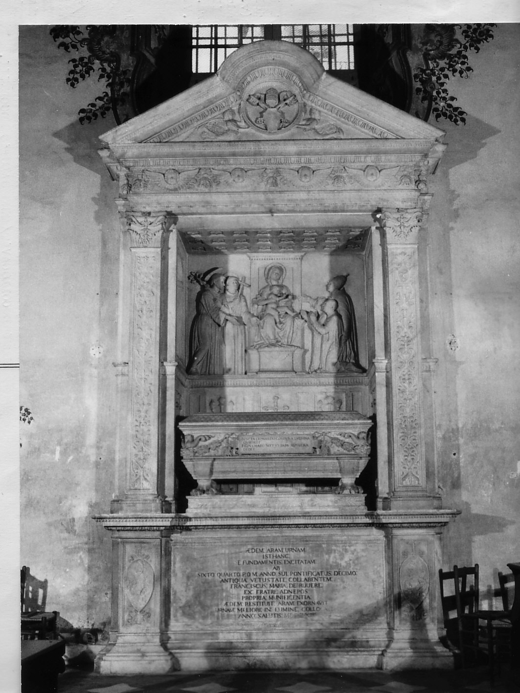 Madonna con Bambino in trono tra santi e Sisto IV (monumento funebre, opera isolata) di D'Aria Giovanni, D'Aria Michele (sec. XV)