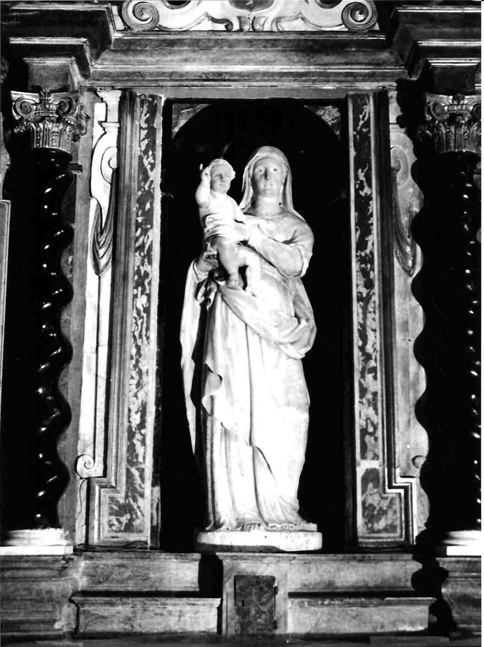 Madonna con Bambino (statua, elemento d'insieme) - bottega liguro-lombarda (prima metà sec. XVII)