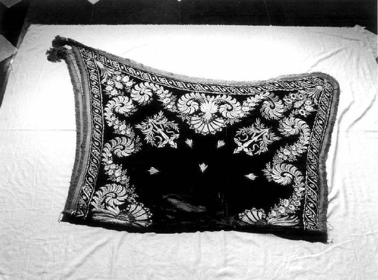 EMBLEMA/ MOTIVI DECORATIVI VEGETALI (gualdrappa, opera isolata) - manifattura genovese (sec. XIX)