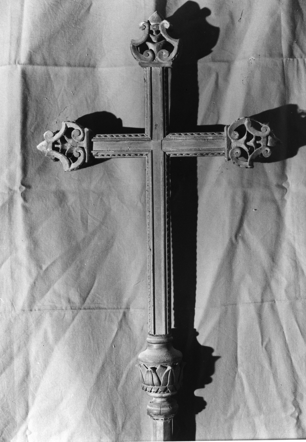 croce astile, opera isolata - bottega ligure (fine/inizio secc. XVIII/ XIX)