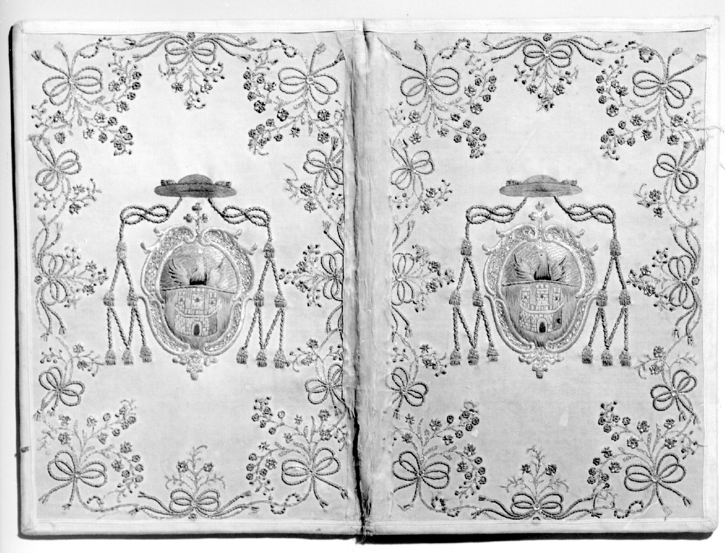 AGNUS DEI (decorazione a ricamo, opera isolata) - manifattura ligure (fine/inizio secc. XVII/ XVIII)