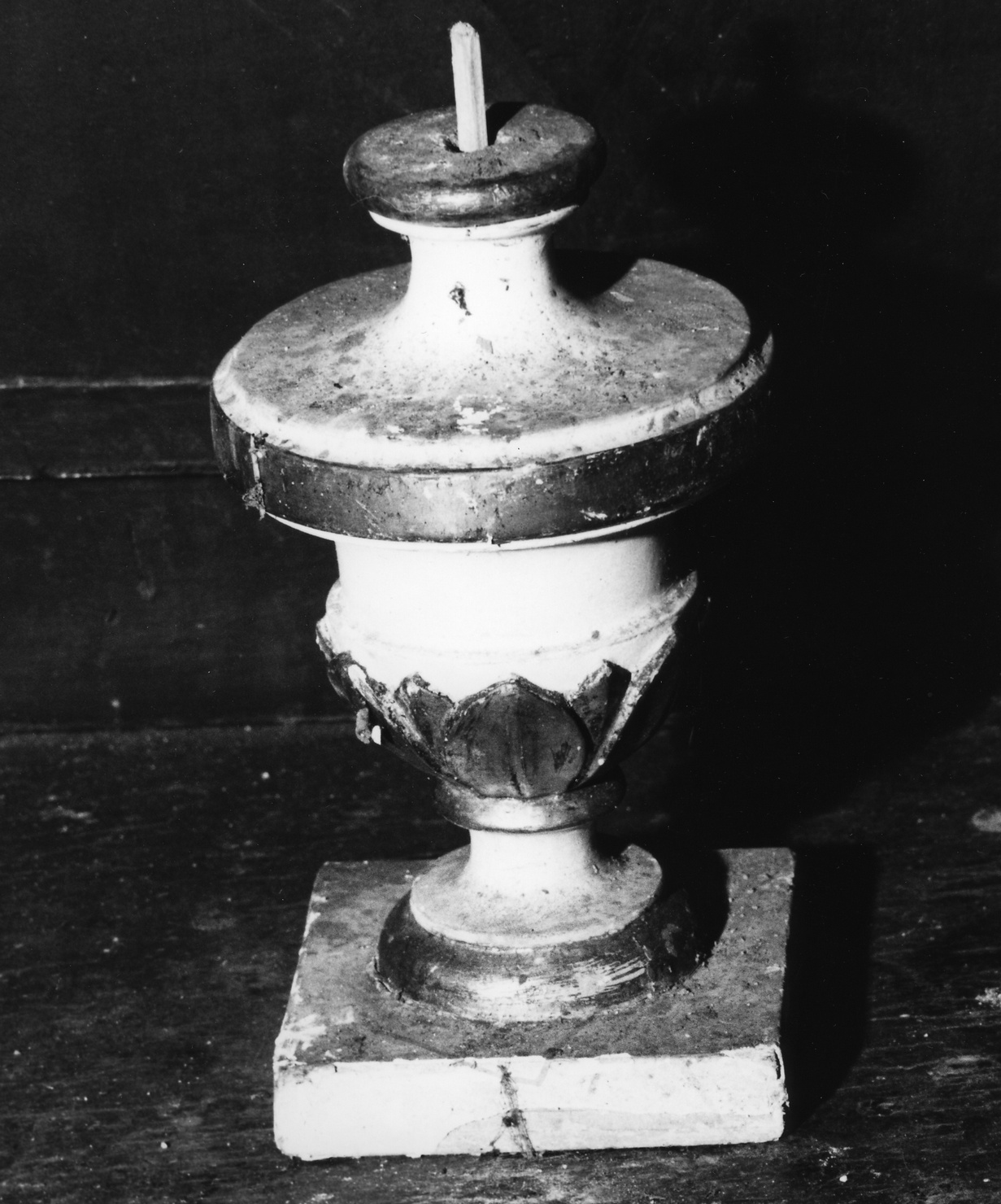 vaso d'altare con composizione floreale, serie - bottega italiana (?) (sec. XIX)