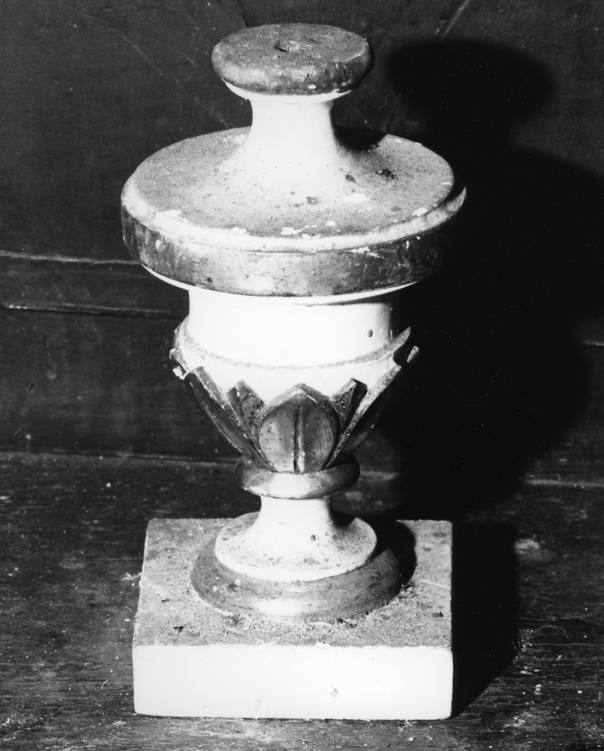 vaso d'altare con composizione floreale, serie - bottega italiana (?) (sec. XIX)
