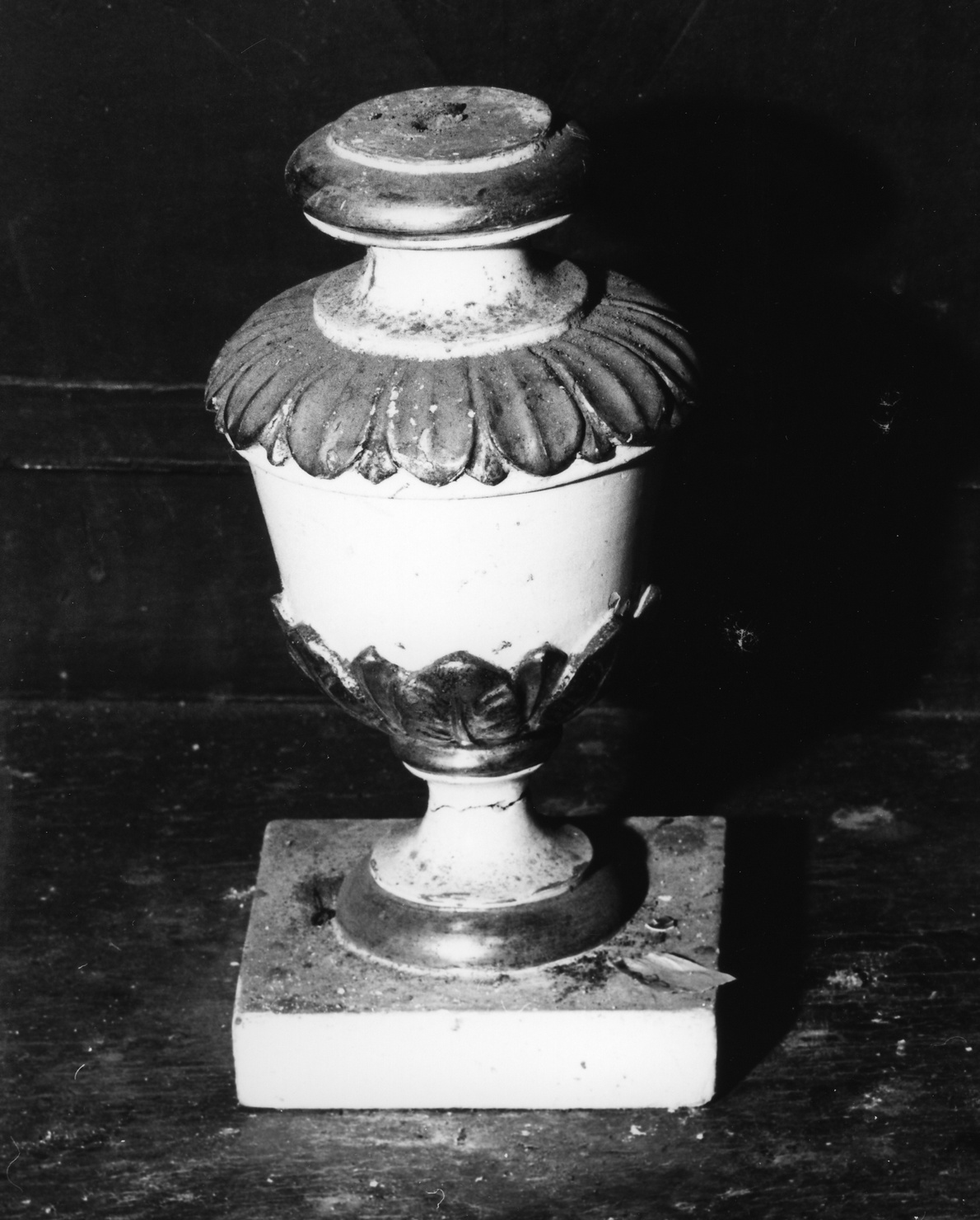 vaso d'altare con composizione floreale, serie - bottega italiana (?) (sec. XIX)