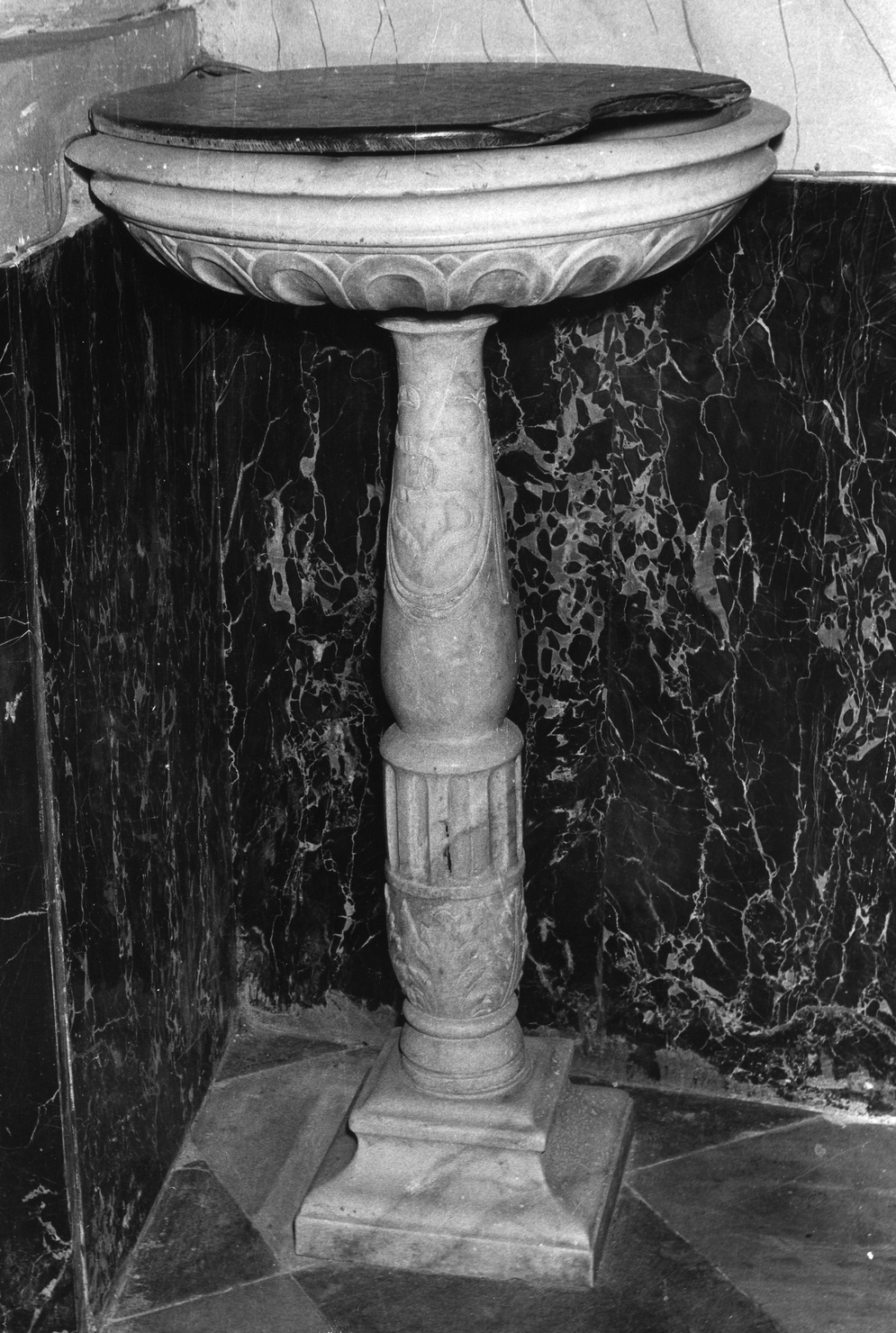 acquasantiera, opera isolata - bottega ligure (seconda metà sec. XVIII)