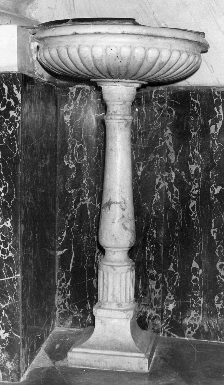 acquasantiera, opera isolata - ambito italiano (?) (secc. XVIII/ XIX)