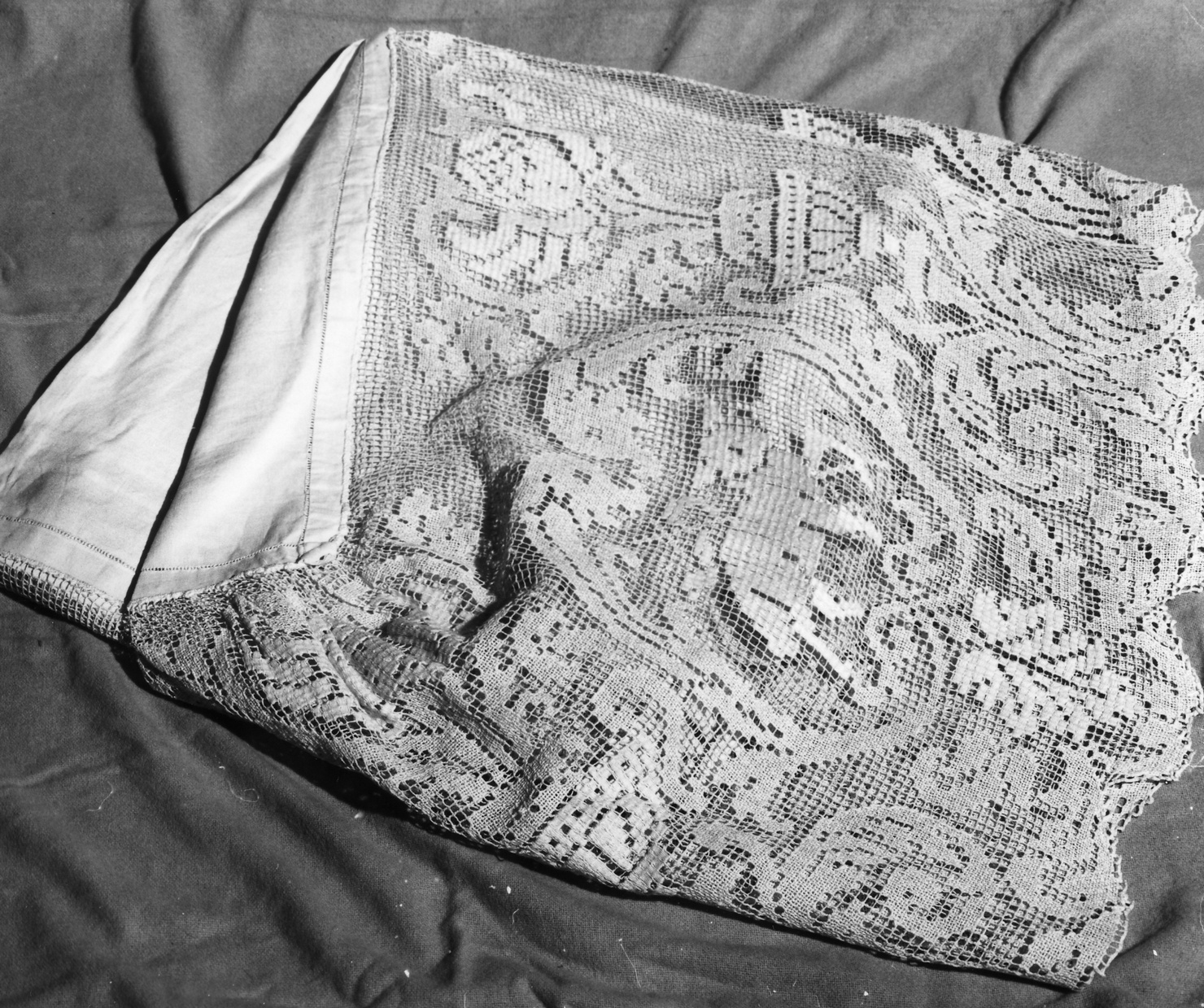 tovaglia d'altare, opera isolata - manifattura italiana (?) (prima metà sec. XX)