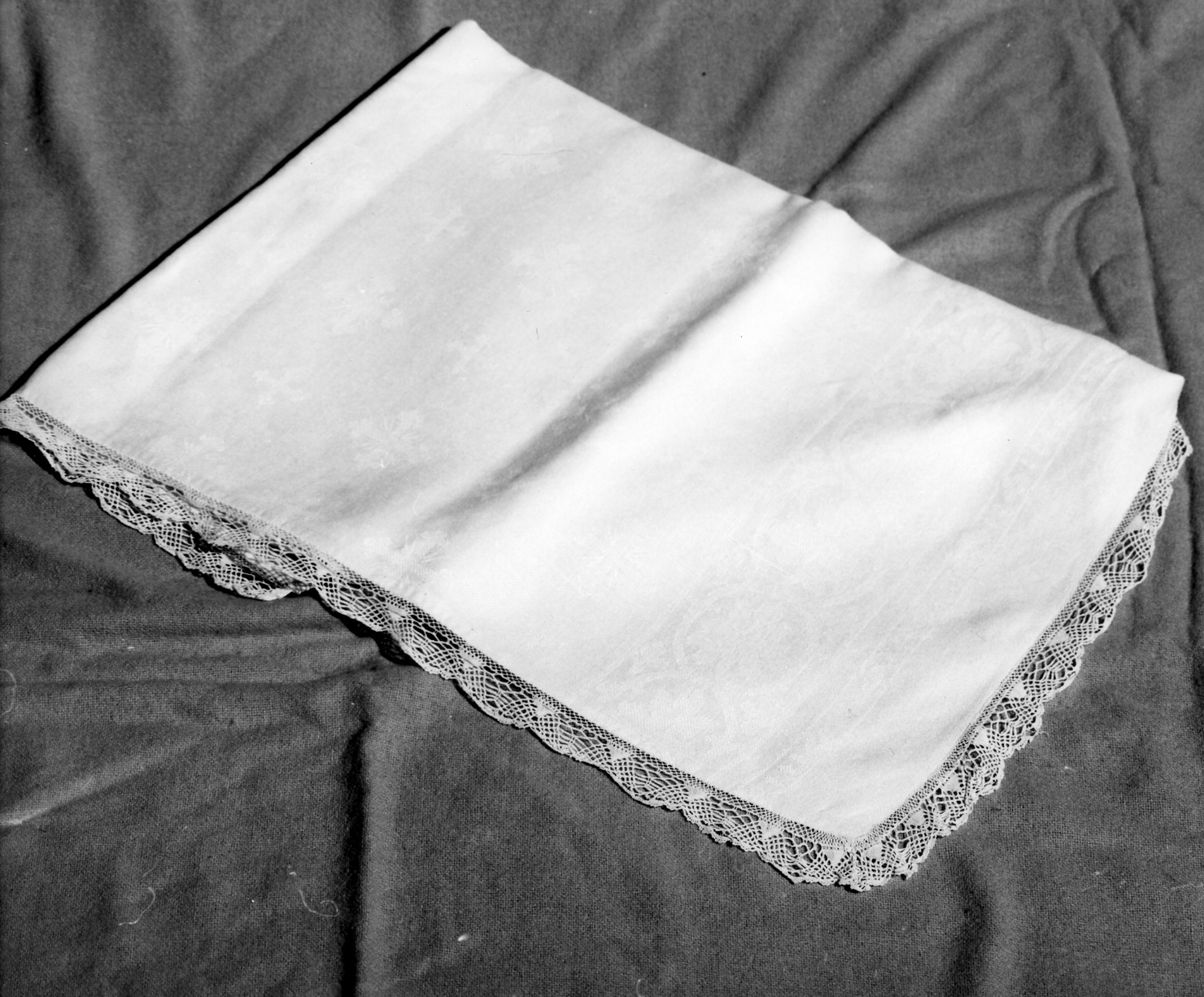 tovaglia d'altare, opera isolata - manifattura italiana (?) (prima metà sec. XX)