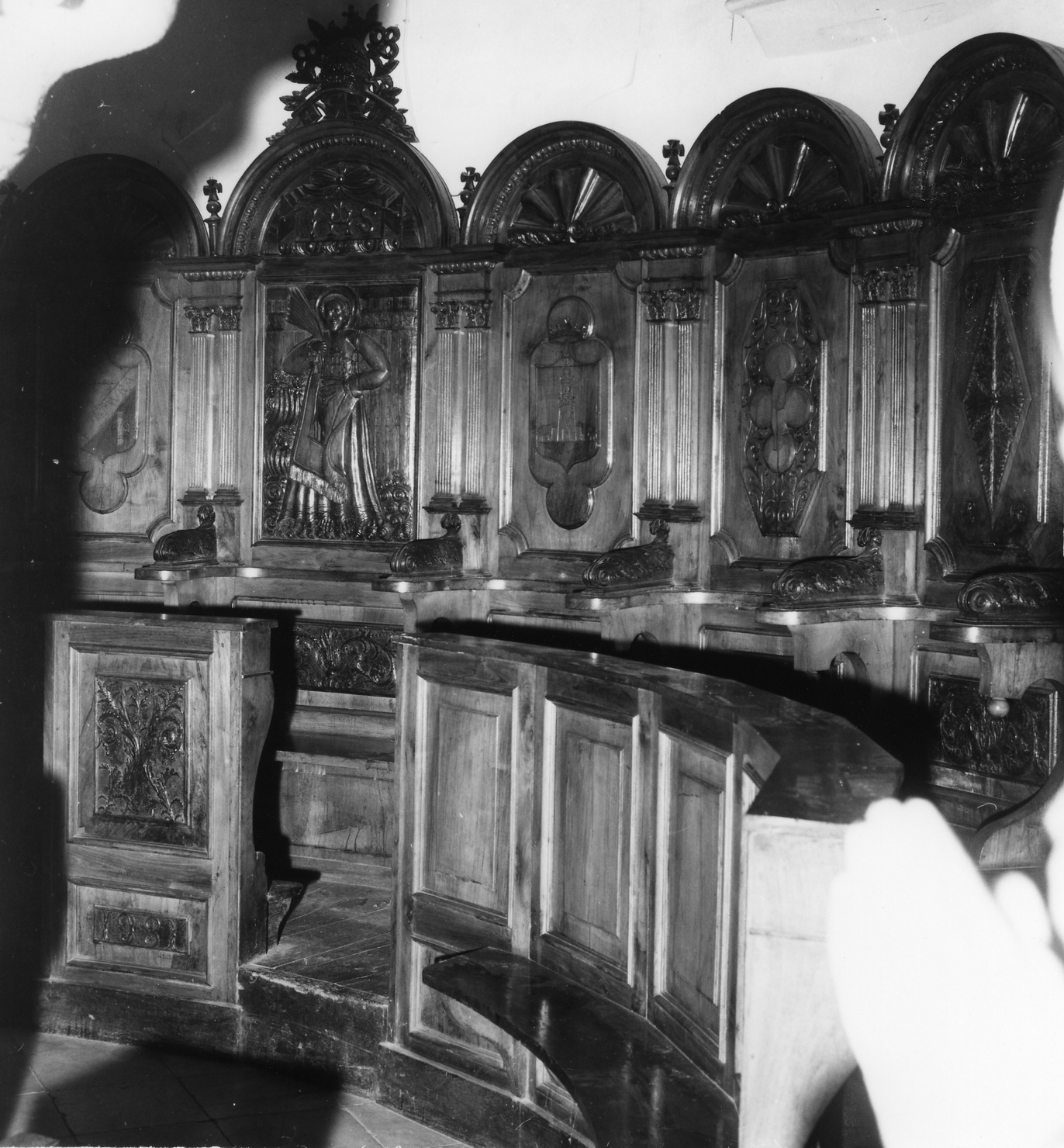 stalli del coro, opera isolata di Cordano L (bottega) (secondo quarto sec. XX)