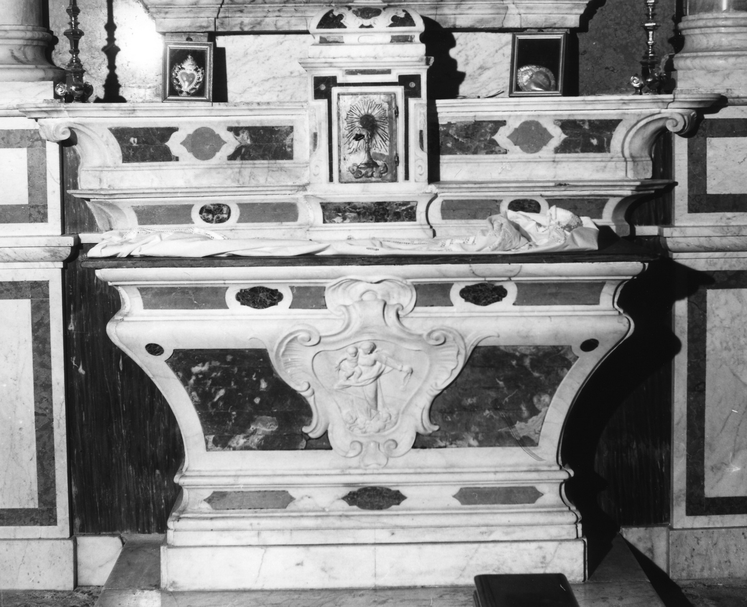 Madonna del Rosario (mensa d'altare, opera isolata) - bottega ligure, bottega ligure (primo quarto sec. XVIII)