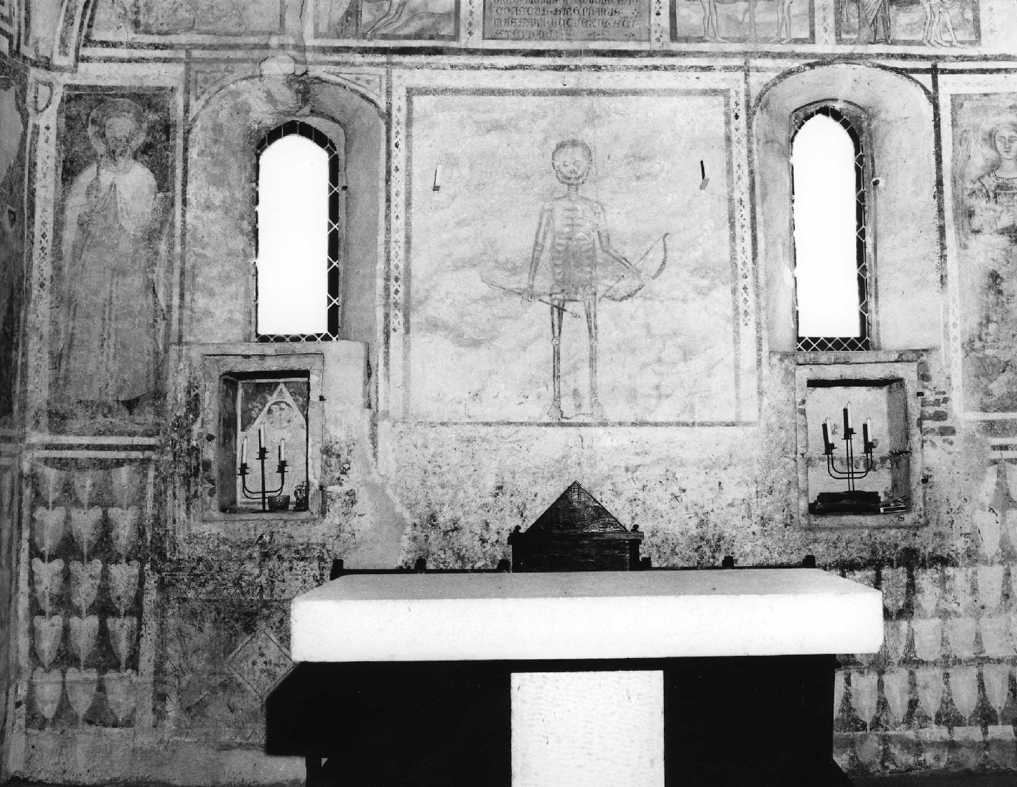 San Bartolomeo, scheletro con arco, arcangelo Raffaele e Tobiolo (dipinto murale, ciclo) di Maestro di Bastia d'Albenga (ultimo quarto sec. XIV)