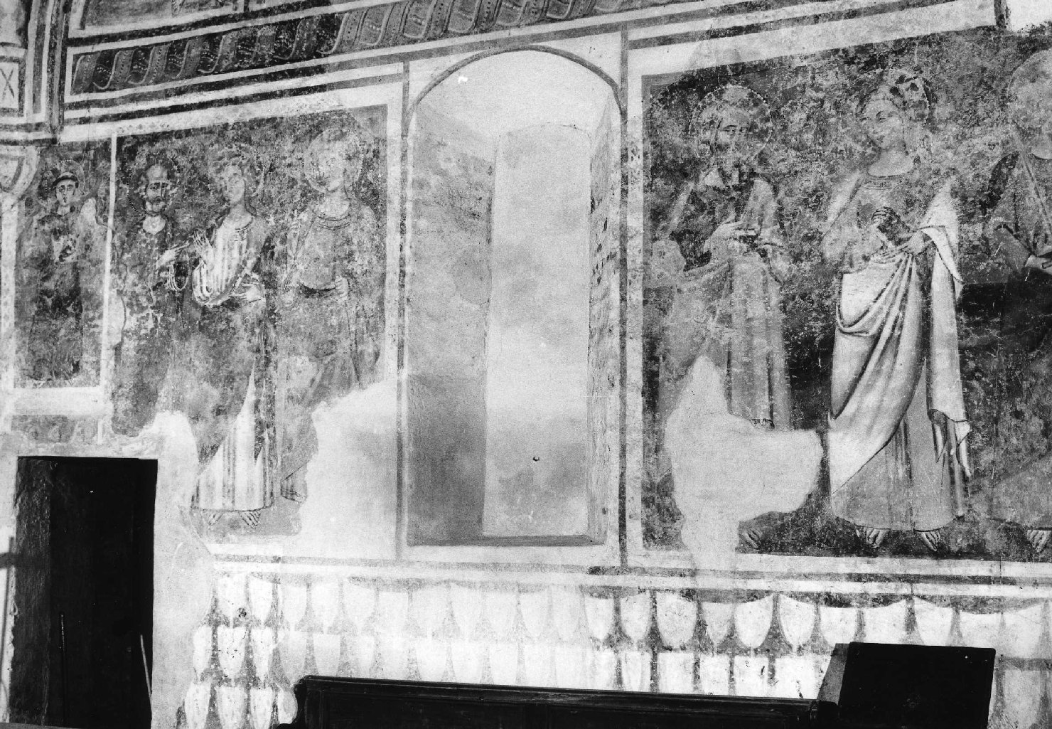 San Francesco, tre figure femminili, cinque apostoli, San Paolo (dipinto murale, ciclo) di Maestro di Bastia d'Albenga (ultimo quarto sec. XIV)