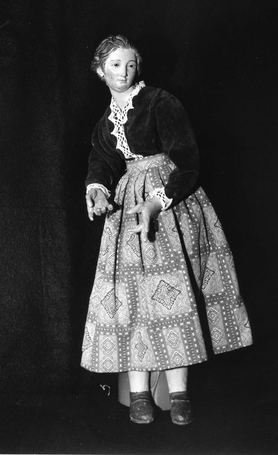 giovane donna (statuetta di presepio, elemento d'insieme) - manifattura napoletana (primo quarto sec. XIX)