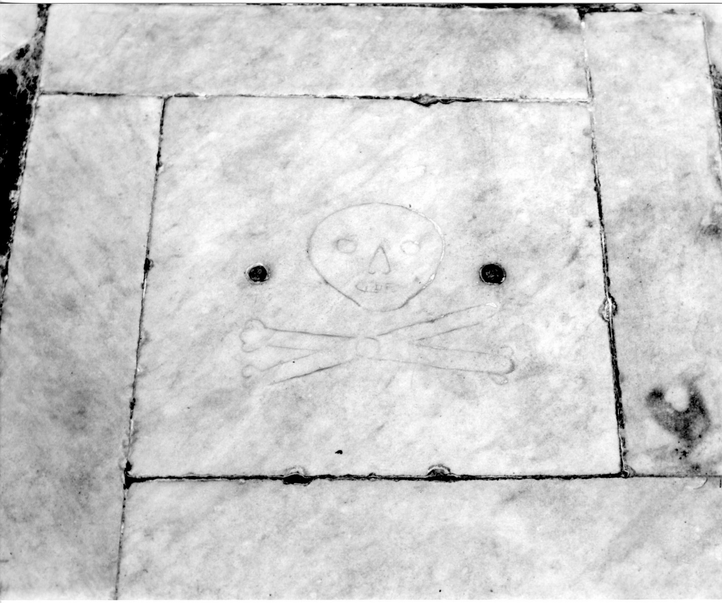 lastra tombale, opera isolata - bottega ligure (prima metà sec. XVIII)