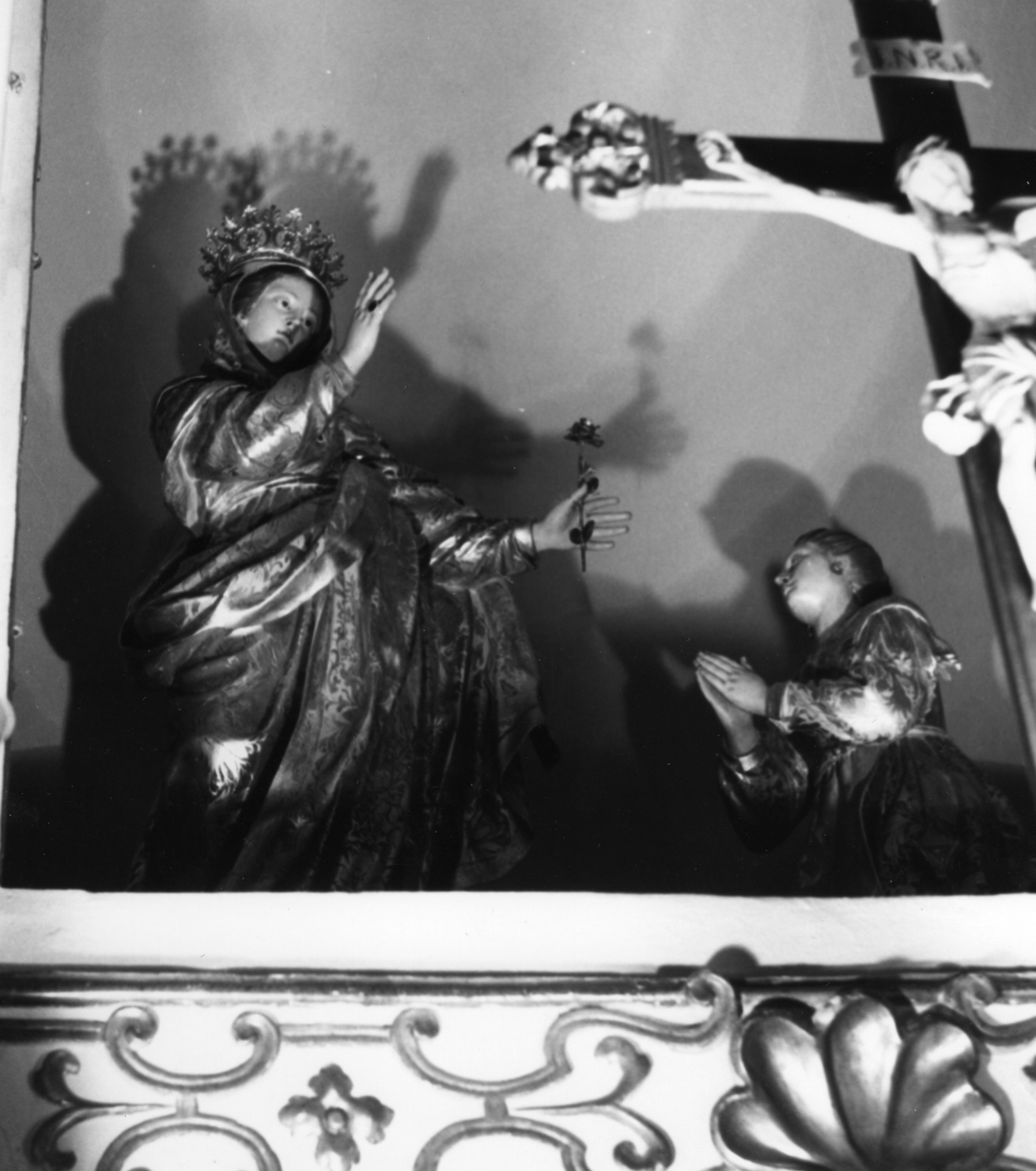 Madonna della Rosa e devota (gruppo scultoreo, opera isolata) di Maragliano Anton Maria (secc. XVII/ XVIII)