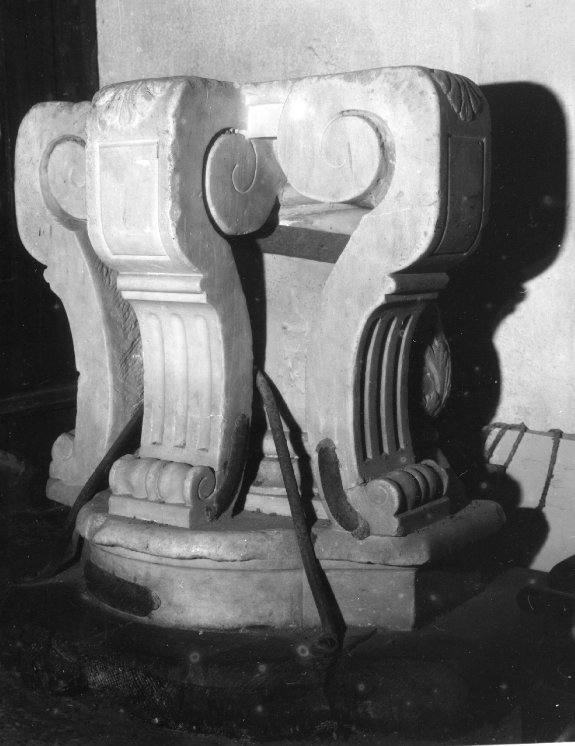 base di scultura (fine/inizio secc. XVIII/ XIX)