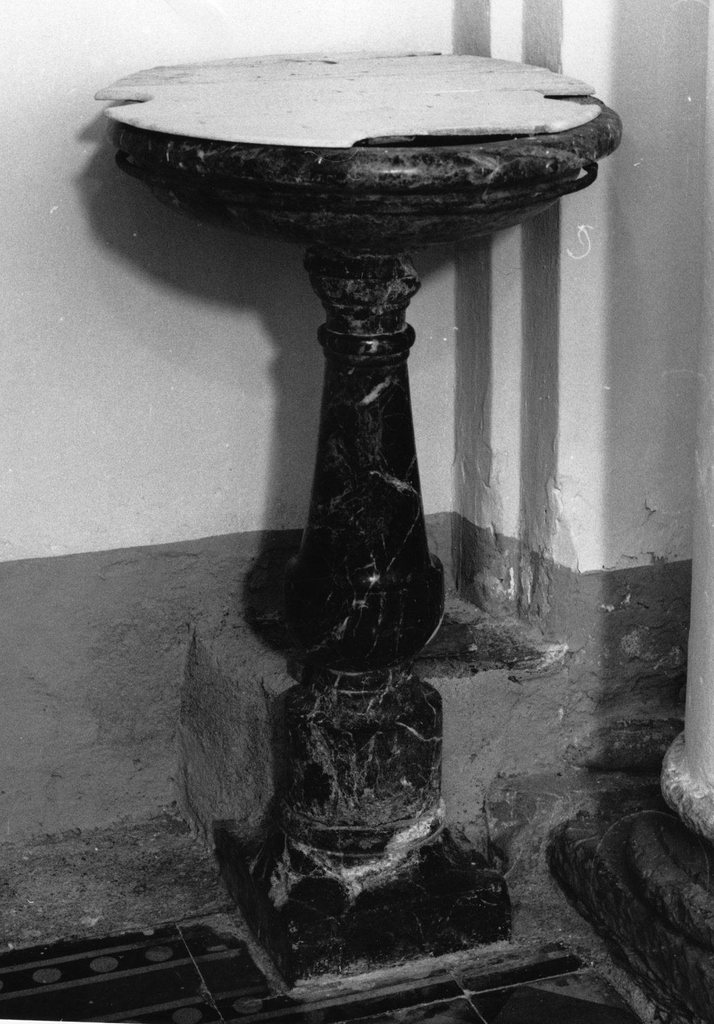 acquasantiera - a fusto, opera isolata - ambito ligure (sec. XVIII)