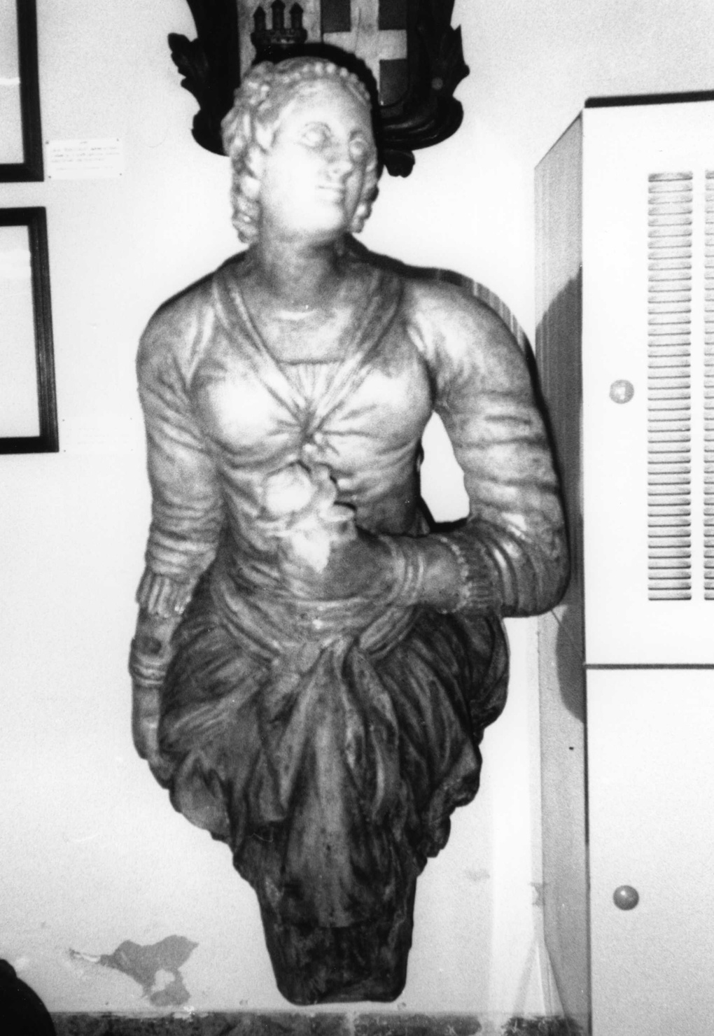 figura femminile (scultura, opera isolata) - ambito inglese, ambito triestino (sec. XIX, sec. XIX)