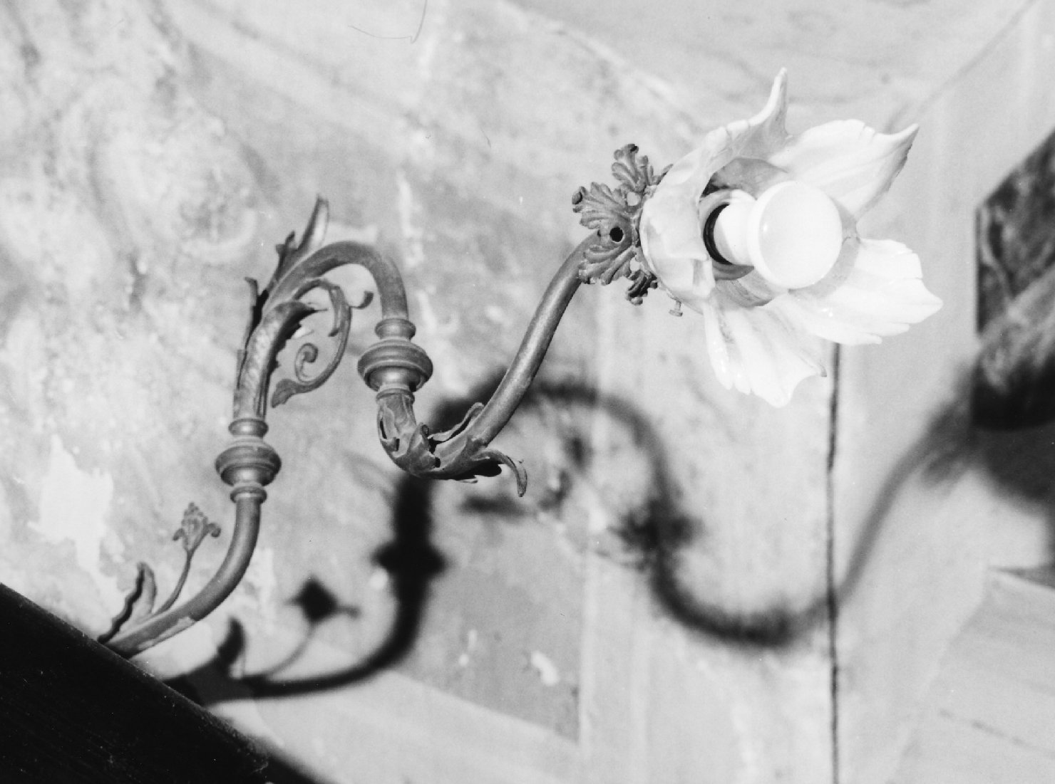 lampada a muro, serie - ambito ligure (prima metà sec. XX)