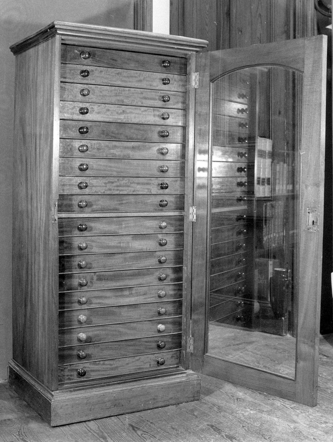 mobile, serie - bottega inglese (ultimo quarto sec. XIX)