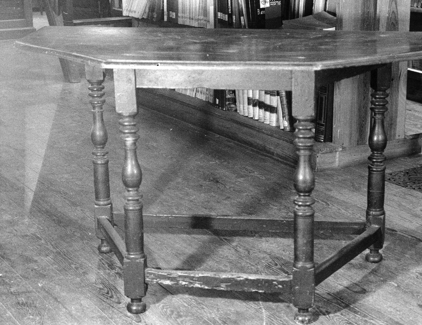 tavolo, opera isolata - bottega inglese (ultimo quarto sec. XIX)