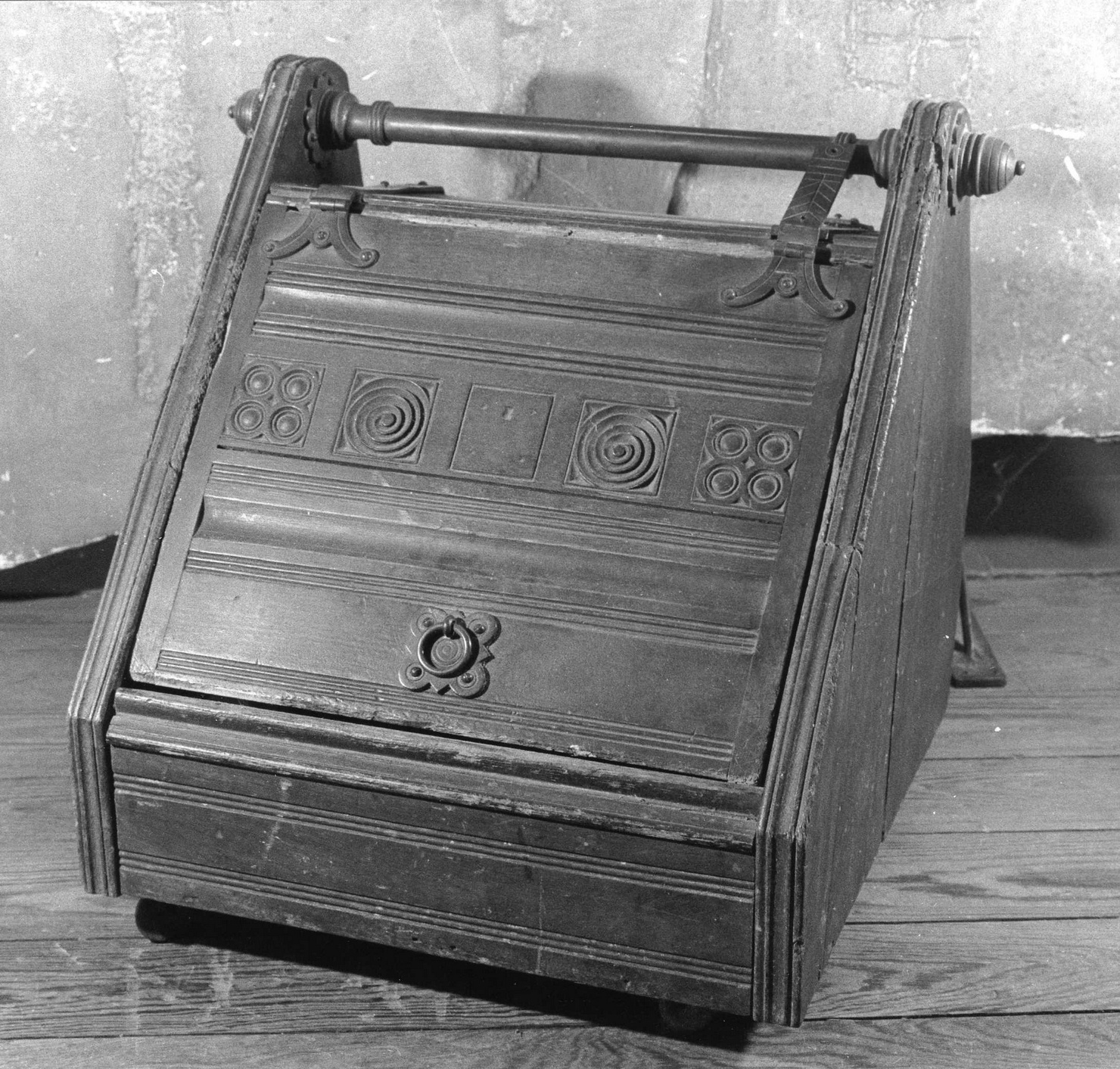 mobile, opera isolata - bottega inglese (fine sec. XIX)