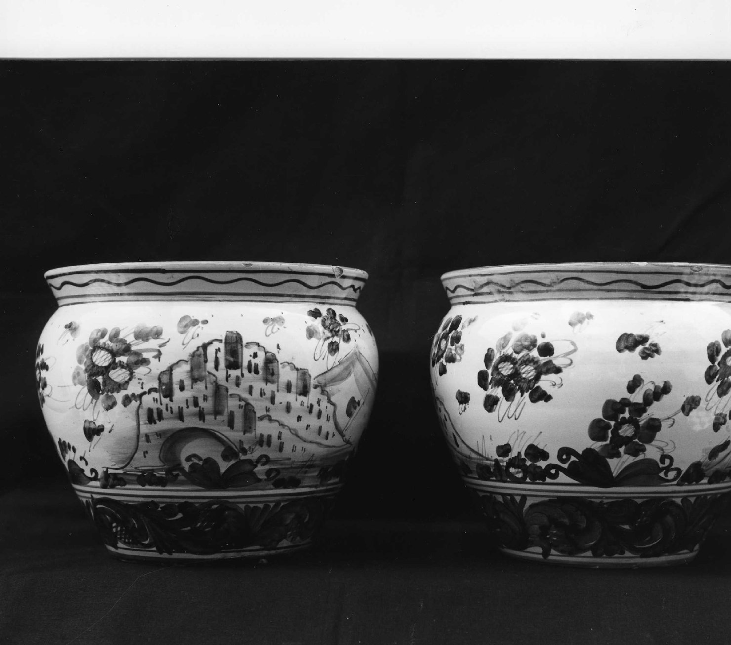 vaso, serie - manifattura savonese (prima metà sec. XX)