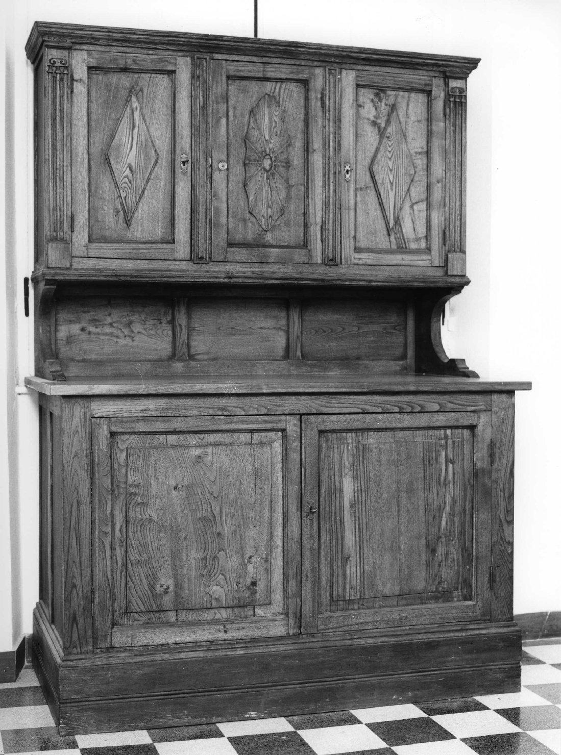 credenza con alzata - manifattura ligure (primo quarto sec. XVIII)