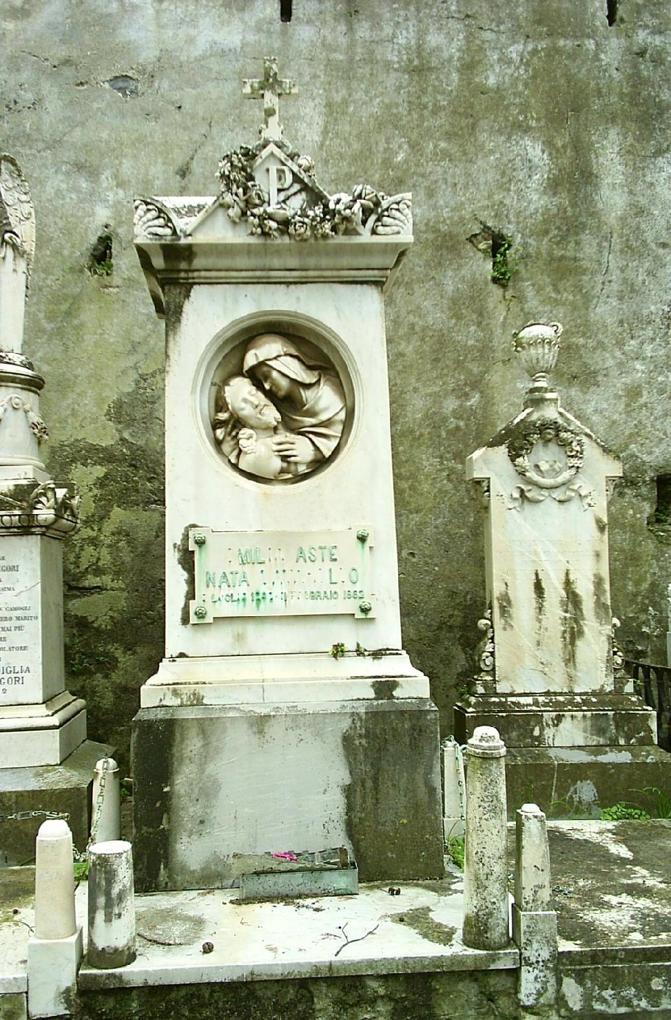 Pietà (monumento funebre - a tempietto, opera isolata) - ambito ligure (fine sec. XIX)