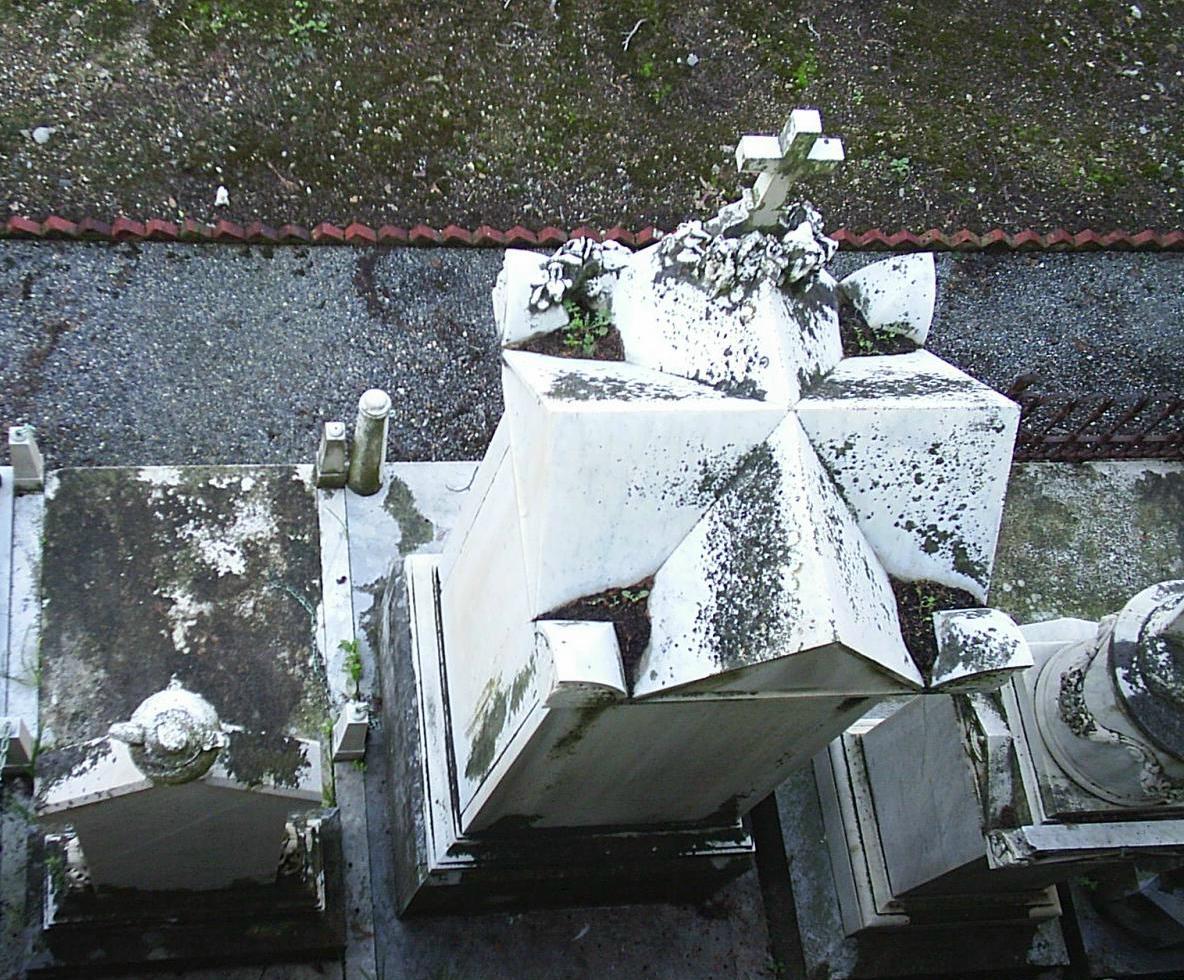 Pietà (monumento funebre - a tempietto, opera isolata) - ambito ligure (fine sec. XIX)