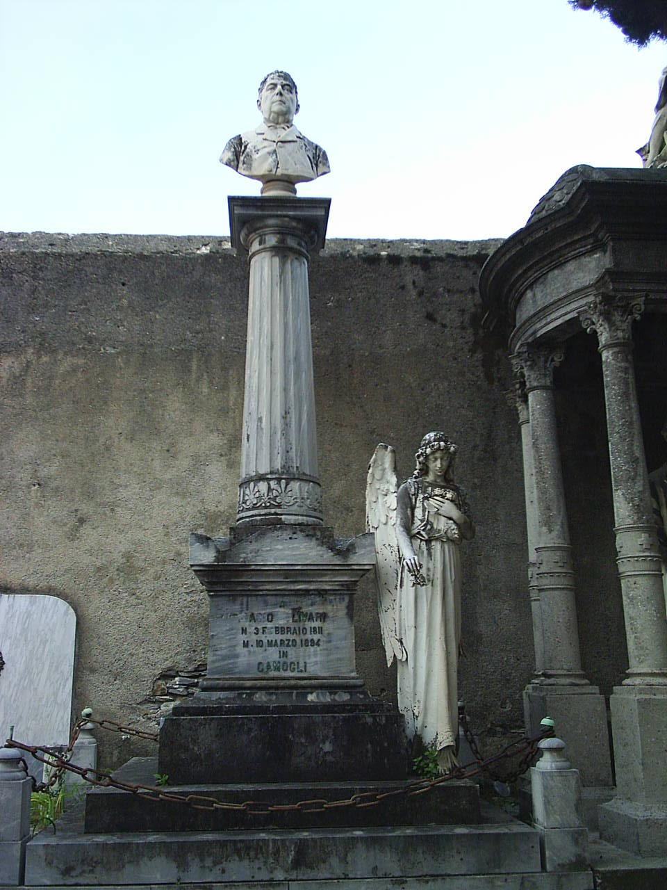 ritratto d'uomo/ angelo spargente fiori (monumento funebre - a colonna, opera isolata) di Duccini Oliviero (sec. XIX)