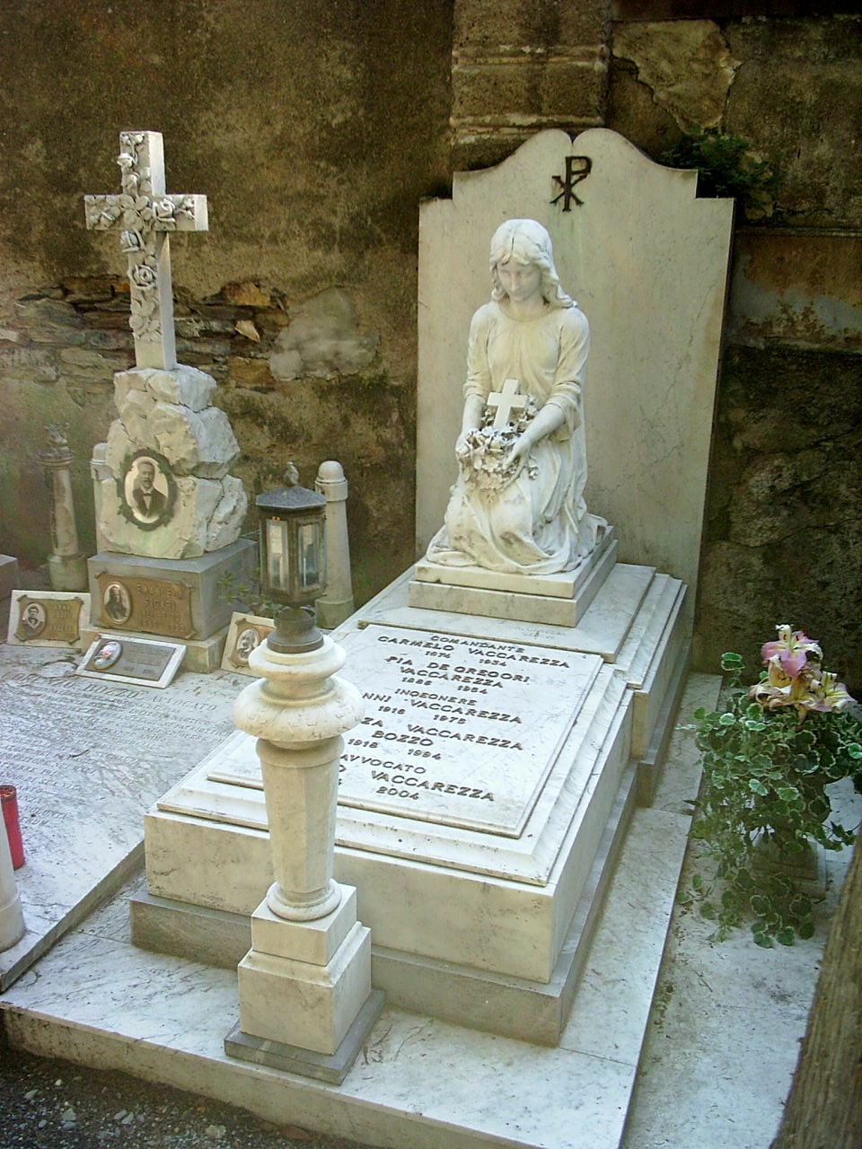 figura femminile di offerente (monumento funebre, opera isolata) - ambito ligure (sec. XX)