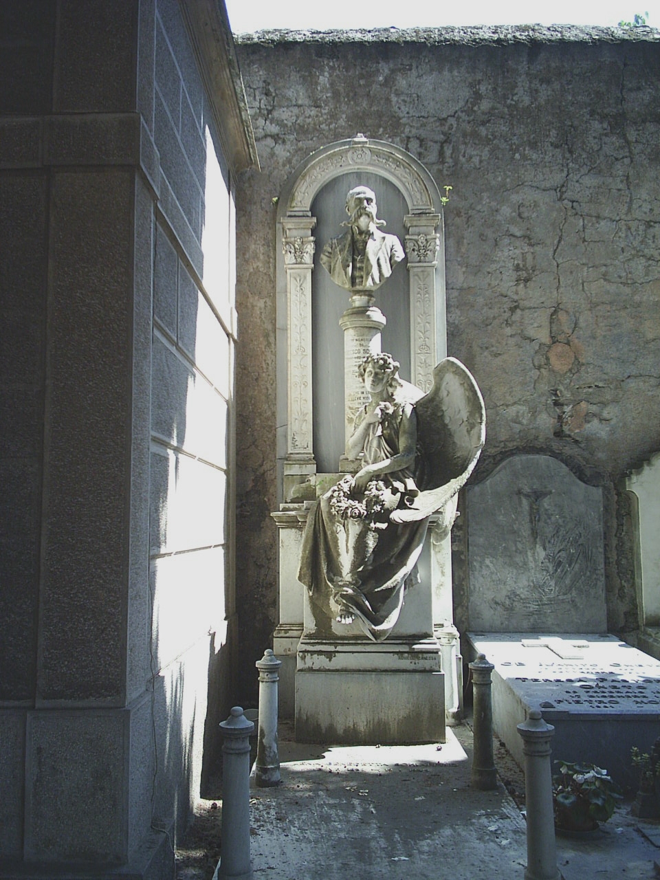 ritratto d'uomo/ angelo con ghirlanda (monumento funebre, opera isolata) di Canessa Achille (sec. XX)
