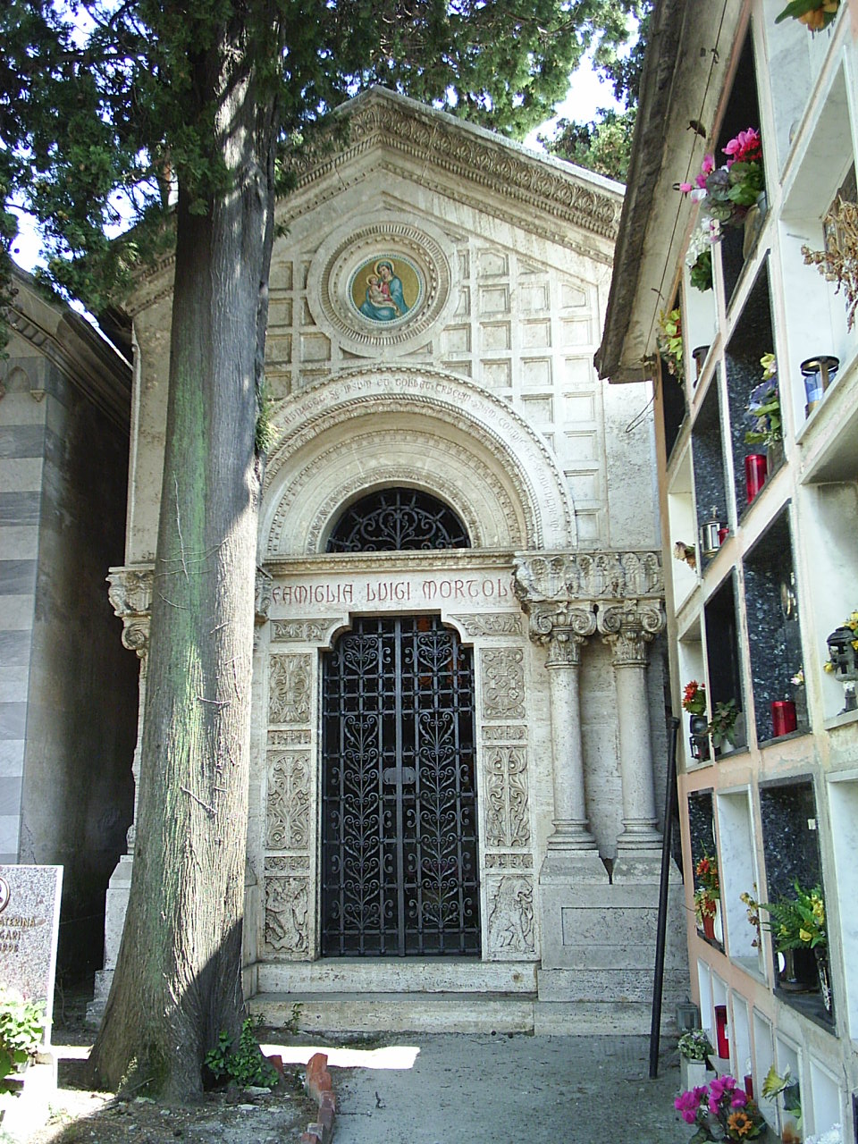 Madonna con Bambino/ motivi decorativi vegetali e animali (monumento funebre - a cappella, opera isolata) - bottega italiana (sec. XX)