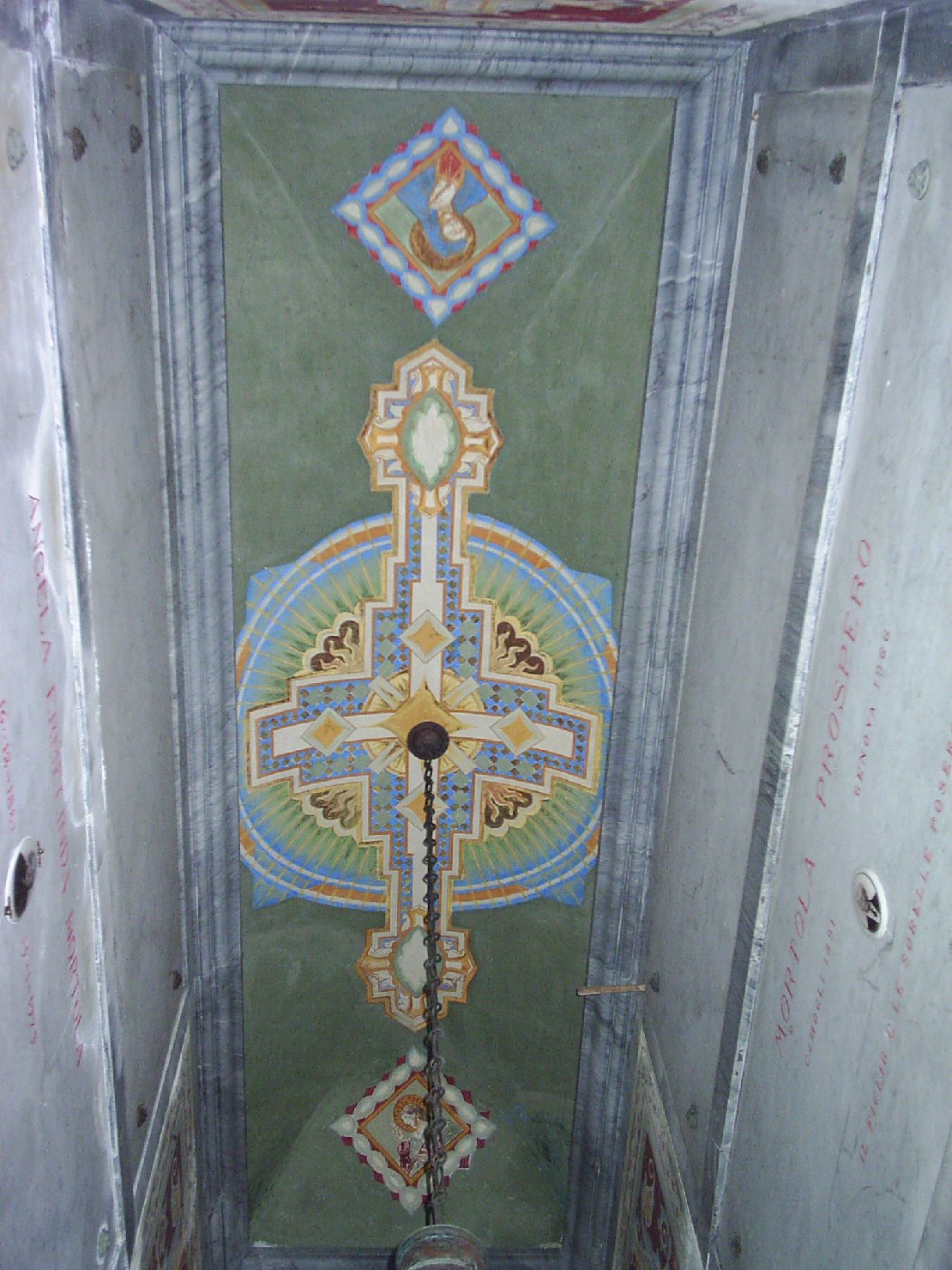 Madonna Addolorata piangente/ Cristo benedicente/ croce raggiata (decorazione pittorica, elemento d'insieme) - ambito ligure (secondo quarto sec. XX)