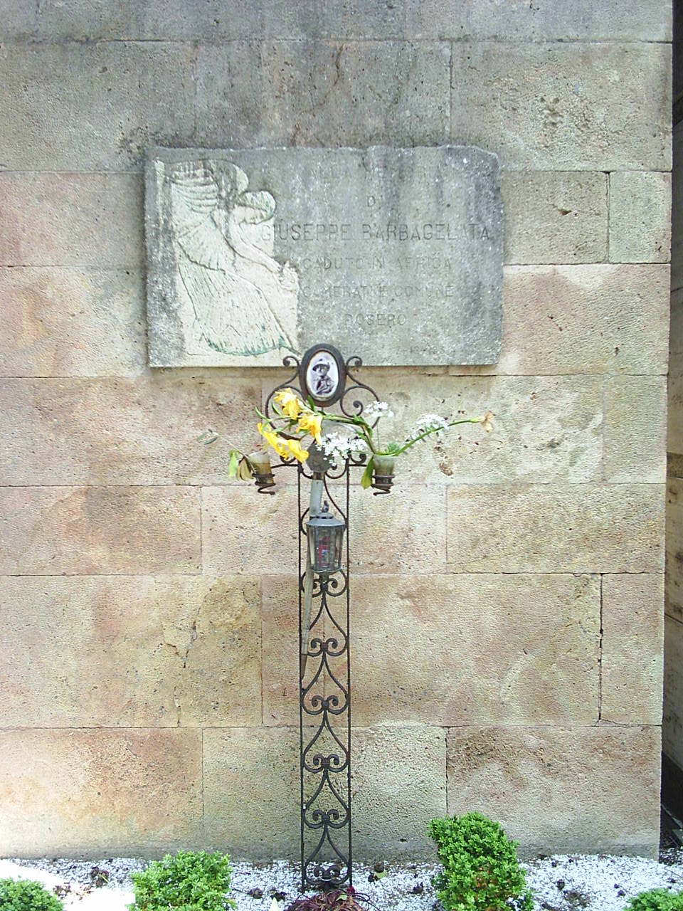 angelo con corona di alloro (lapide commemorativa, elemento d'insieme) - ambito ligure (sec. XX)