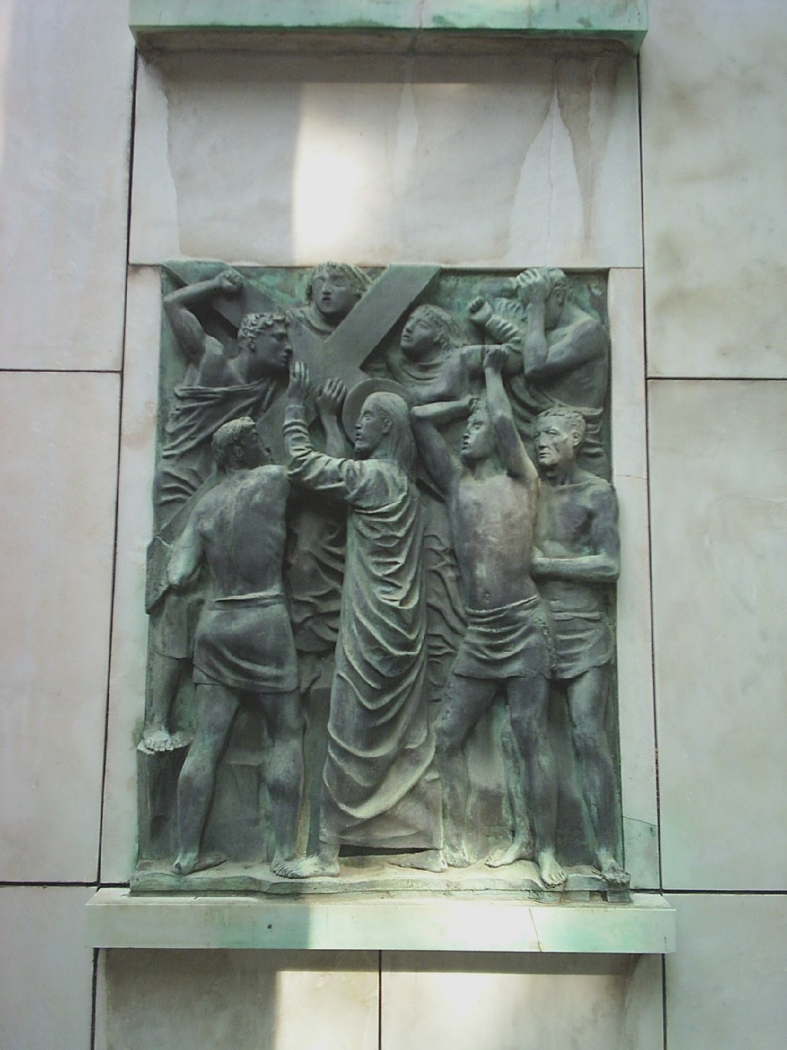 stazione II: Gesù caricato della croce (rilievo, elemento d'insieme) di Alfieri Edoardo (sec. XX)