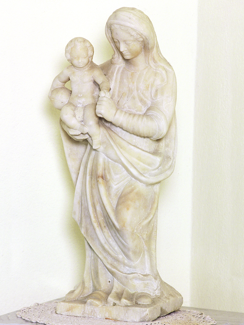 Madonna con personaggi che implorano il suo aiuto (statua, opera isolata) - ambito ligure (sec. XVIII)