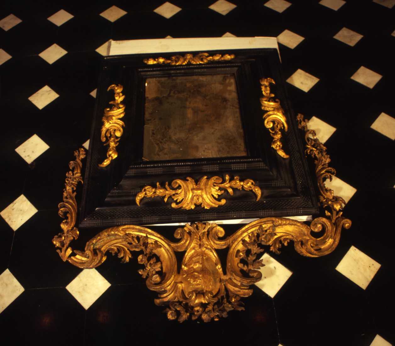 girali, stemma araldico e mascherone (console con specchiera) - manifattura ligure (fine sec. XVII)