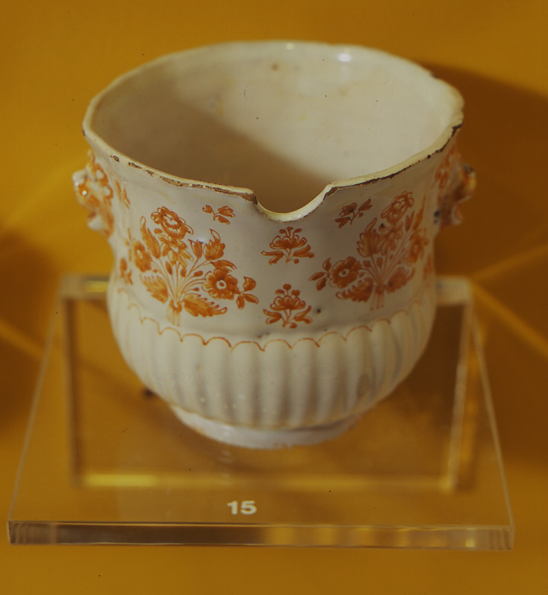 vasetto, opera isolata - manifattura di Moustiers (sec. XVIII)