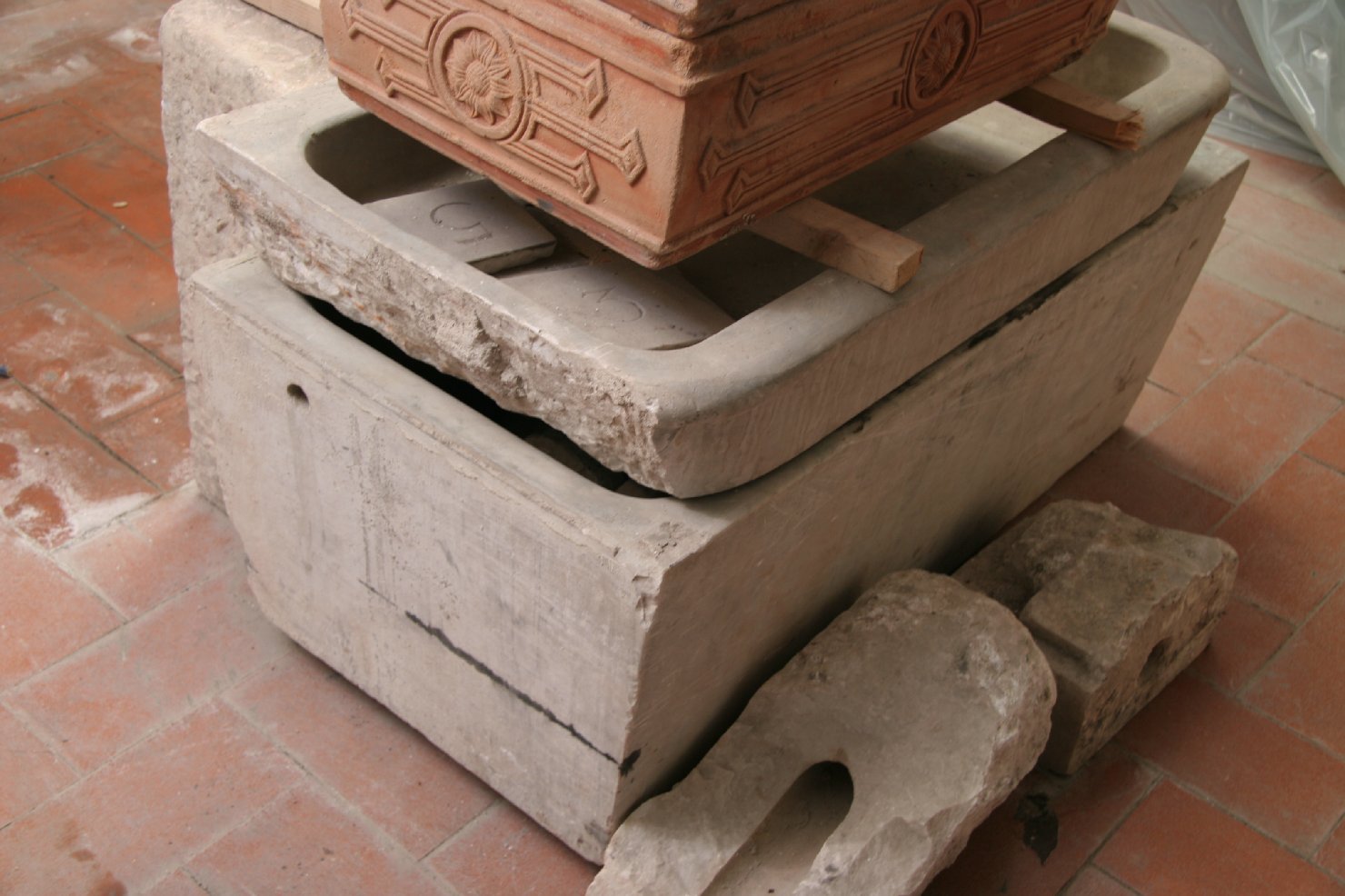 vasca, elemento d'insieme - produzione genovese (sec. XVIII)