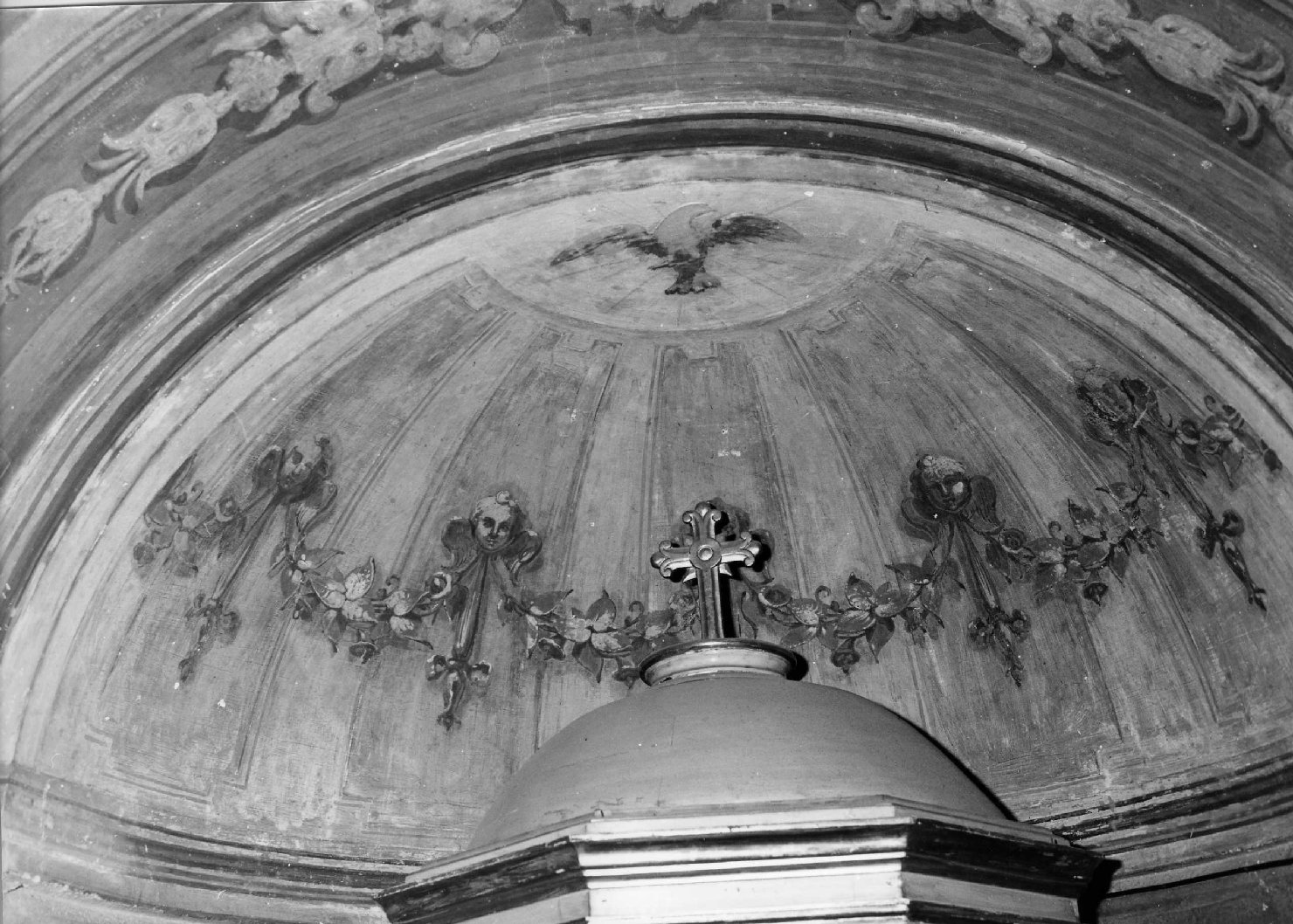 cherubini con festoni vegetali (dipinto murale, opera isolata) - ambito ligure (fine/inizio secc. XIX/ XX)