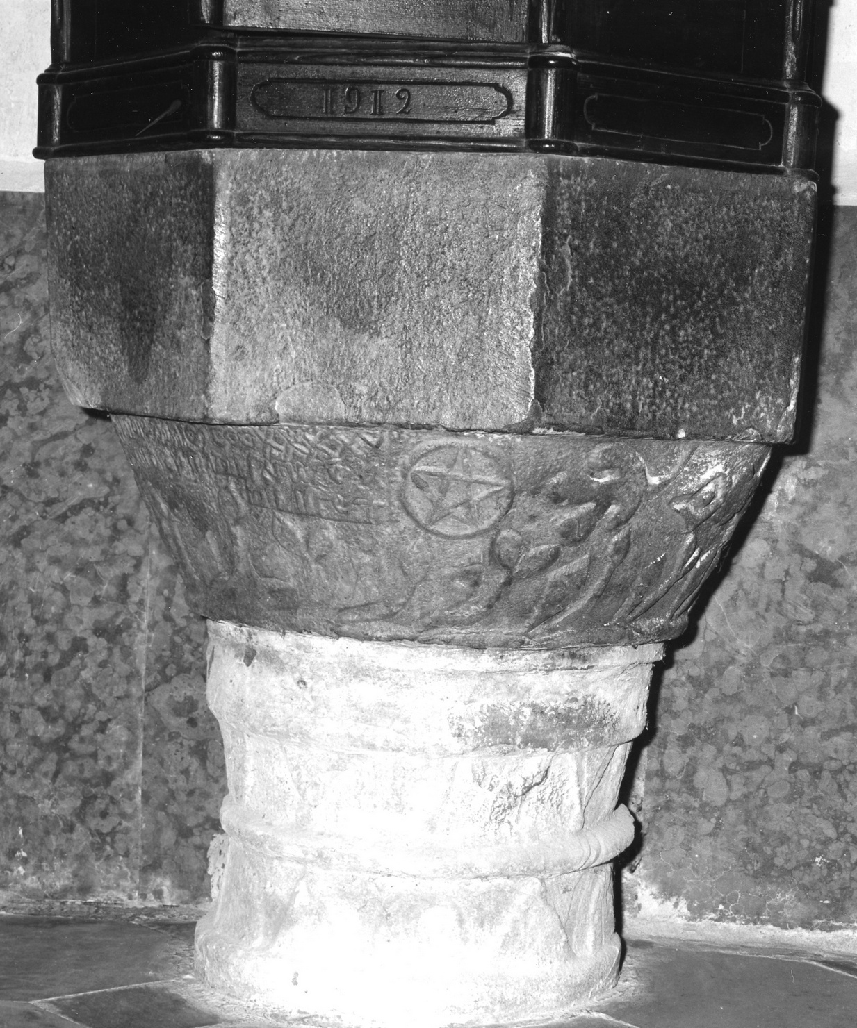 fonte battesimale, opera isolata - bottega lombarda (sec. XIV)