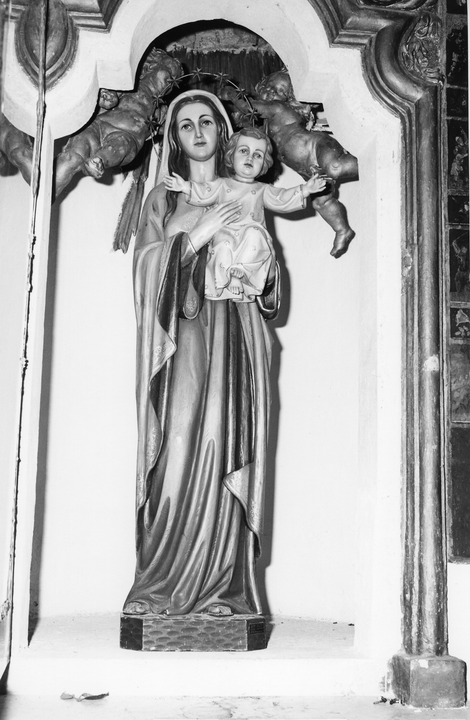 Madonna con Bambino (statua, opera isolata) di Stuflesser Giuseppe (prima metà sec. XX)