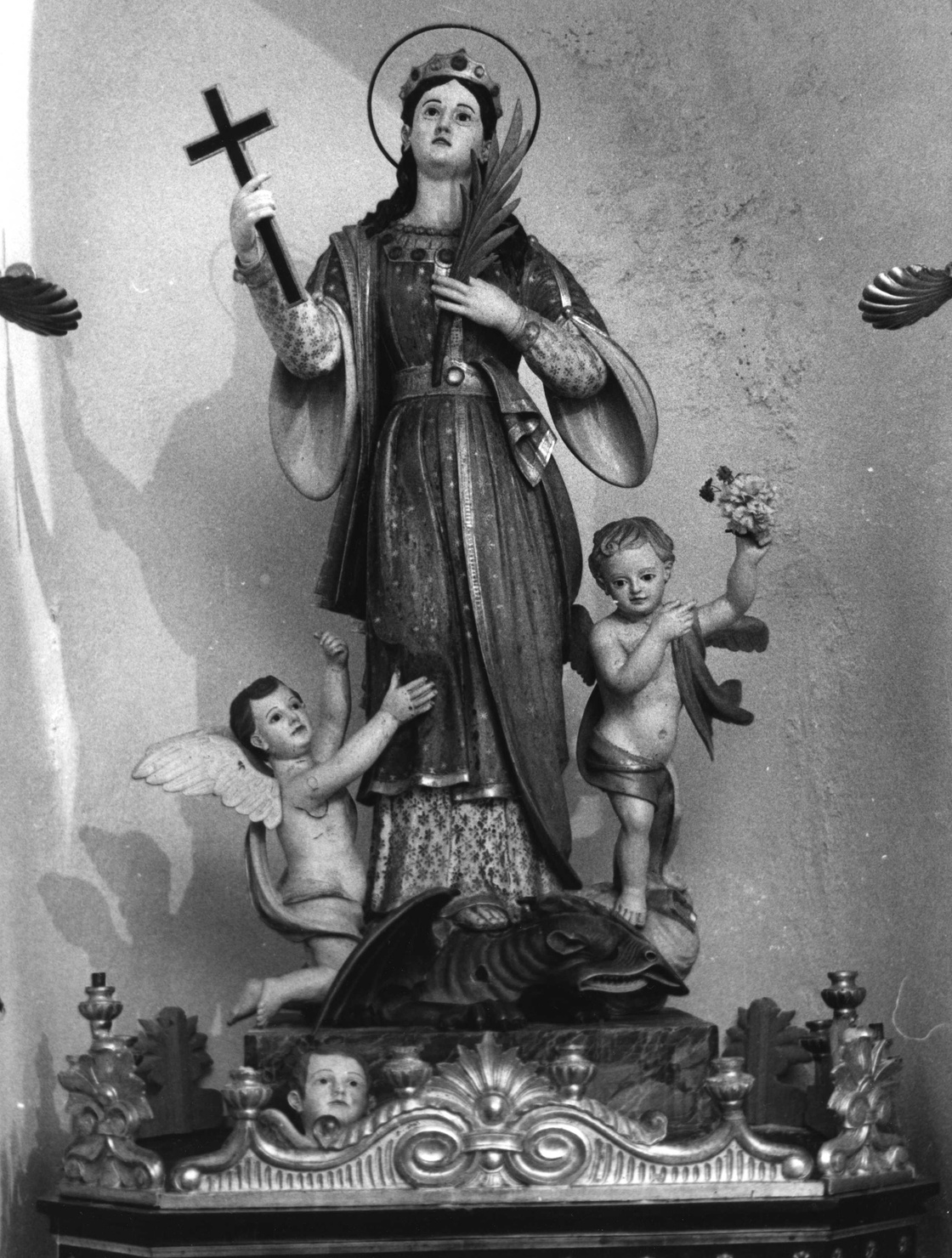 SANTA MARGHERITA D'ANTIOCHIA VERGINE E MARTIRE, Santa Margherita d'Antiochia sottomette il drago con la croce (gruppo scultoreo, elemento d'insieme) di Perasso Giacomo (inizio sec. XX)