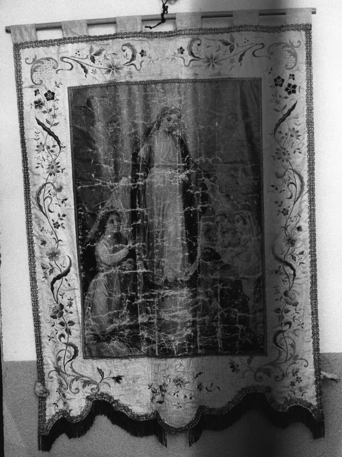 Madonna con personaggi che implorano il suo aiuto (stendardo processionale, opera isolata) - produzione ligure (fine/inizio secc. XVIII/ XIX)