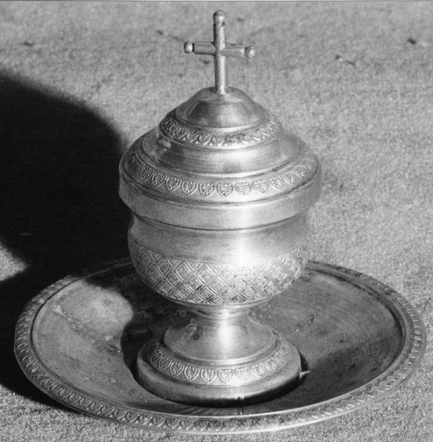 motivi decorativi geometrici/ vegetali stilizzati/ croce/ palmette (vasetto per la purificazione, opera isolata) - ambito ligure (fine sec. XIX)