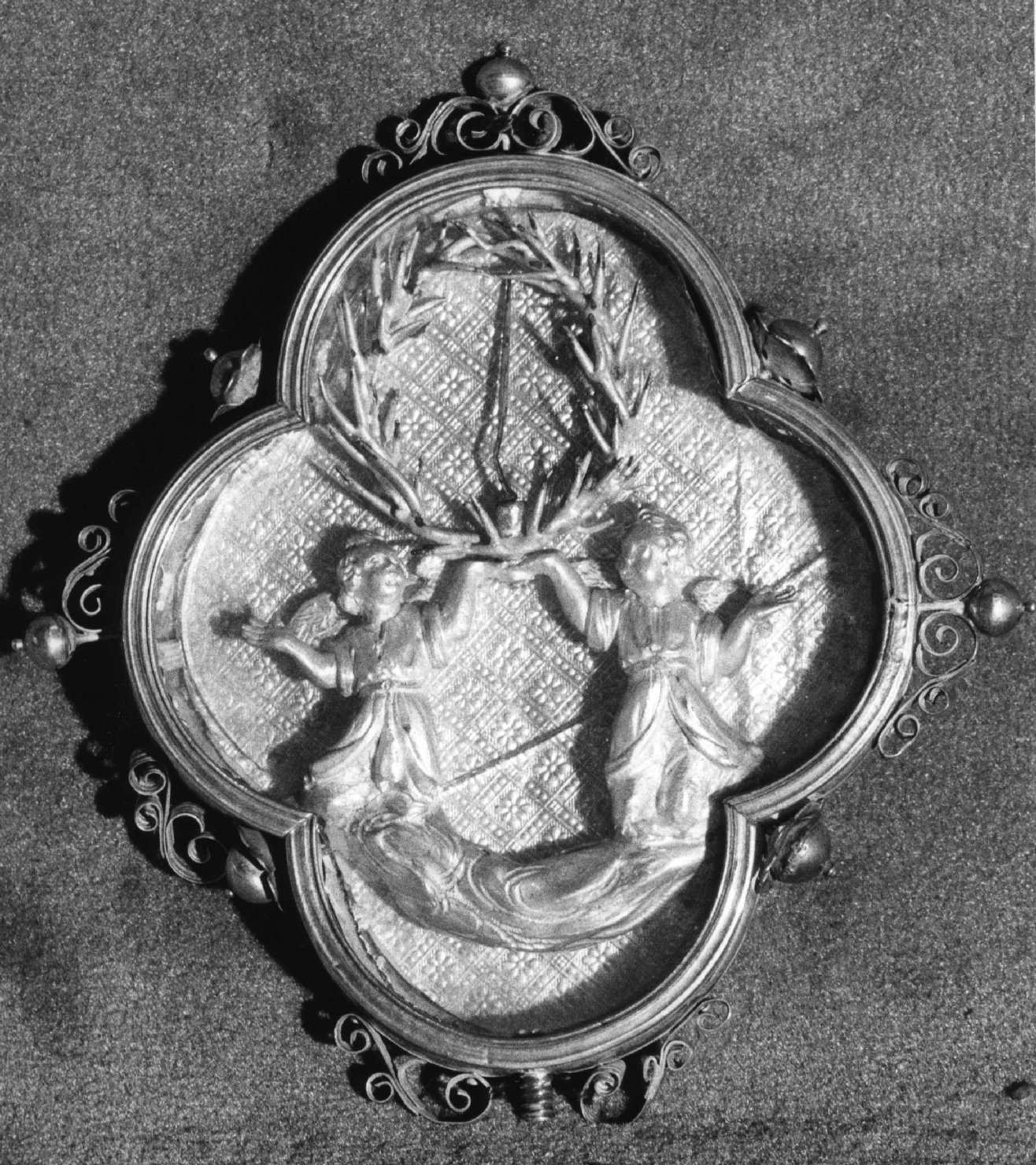 angeli sorreggenti la corona di spine (reliquiario - a medaglione, opera isolata) - ambito ligure (primo quarto sec. XX)