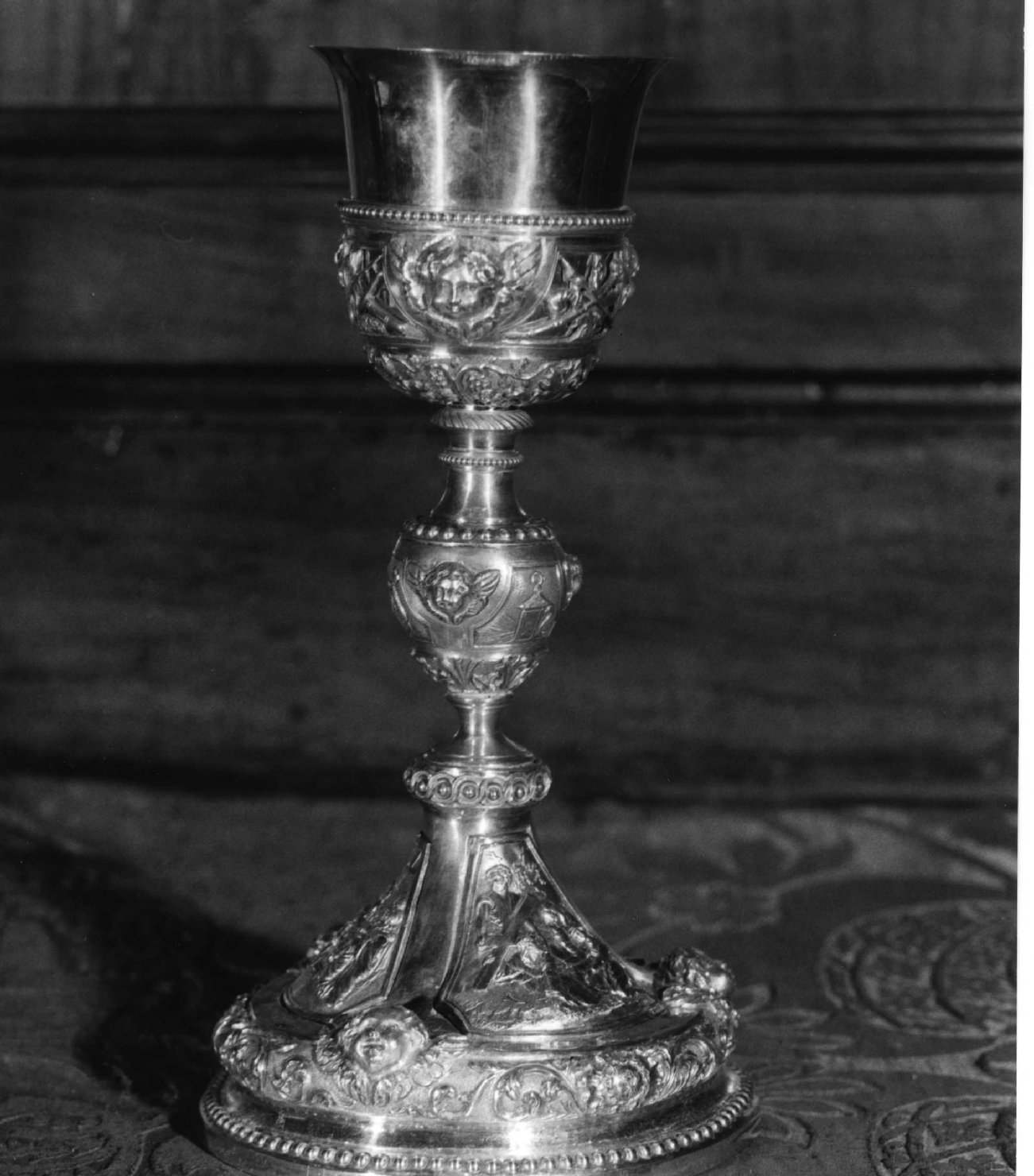 Fuga in Egitto/ lavanda dei piedi/ salita di Cristo al Monte Calvario (calice) di Parodi C (sec. XIX)